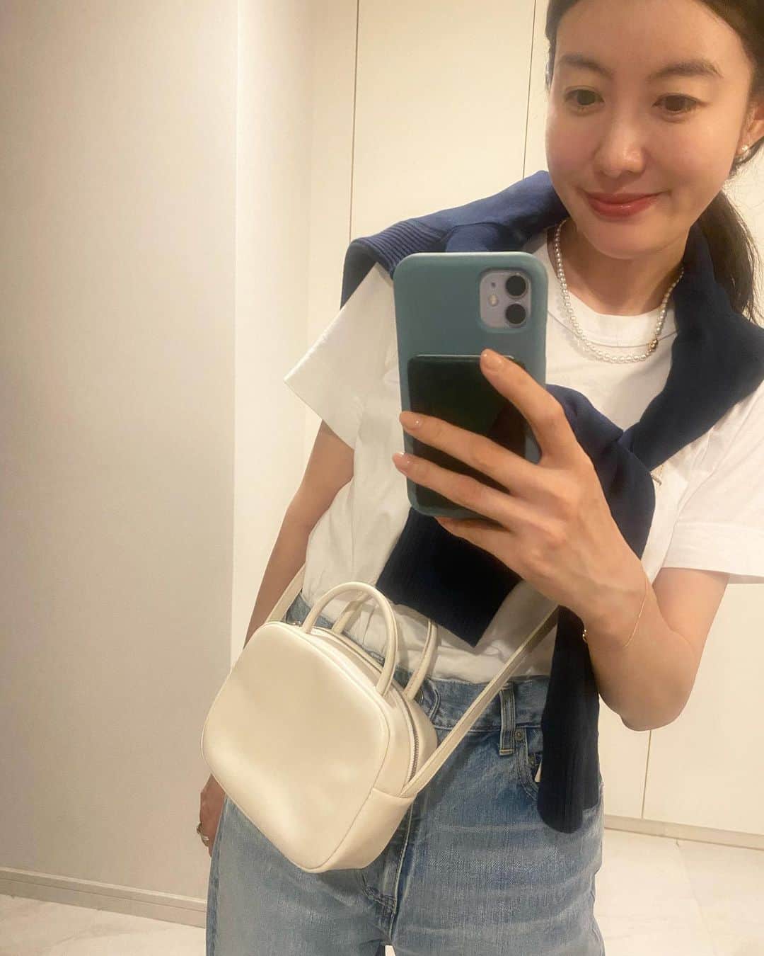 ともさかりえのインスタグラム：「⁡ 結局、毎日同じような格好をしている。 デニムにTシャツ、スウェット羽織った。 ⁡ スカラバッグ・ホワイトの受注販売は 本日9月8日の23時59分までです。 白は、今後販売の機会はほぼないです。 気になる方は、このタイミングにぜひ！ ⁡ デニムの色落ち気にされる方が多いけど 私は特に気になっていません。 (リジッドデニムはわかりません🙏) 私はデニムに合わせることが多いけど 暗くなりがちな秋冬のコーデに、 白やベージュ系のコーデに、 グレー系のお洋服にもよく合います。 黒と2色買いのお客様が多くて とても嬉しい🫶🫶🫶 ⁡ #Tシャツ #brownby2tacs  #デニム @the_newhouse  #アクセサリー @affect_jp  #バッグ #スウェット @myweakness_official」