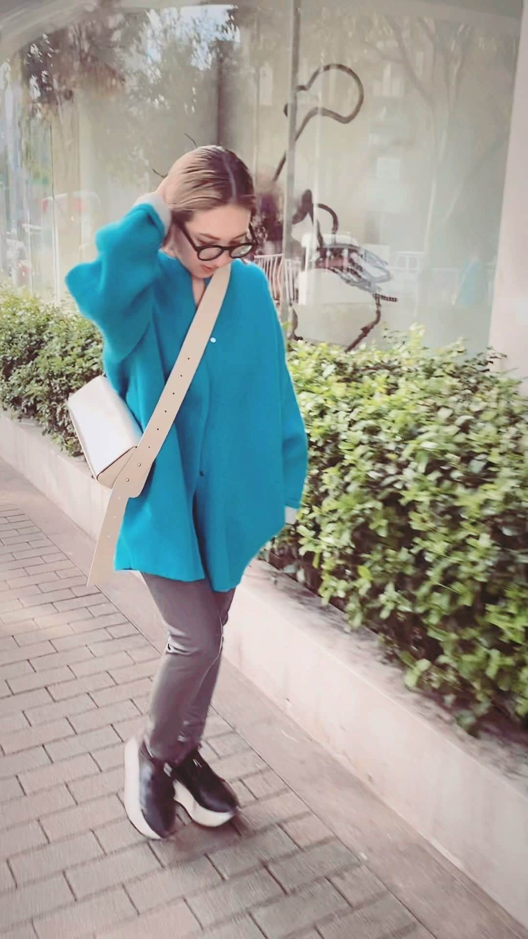 渡辺由香のインスタグラム：「さてさて、いよいよ 本日はあの大人気ラクーンニットが販売開始！ いろいろ着回ししてみた♡  そしてそして！ 明日は新宿ルミネ1リニューアルOPEN! 今日は @kumi511976 がLIVEしてくれるよ！  よかったらイロイロcheckしてね^_^  今シーズンだけの遊び心ある配色仕様にベーシックカラーシリーズも加わり、2サイズ展開にアップデートしたCN RACCOON MIX WCDがついに9月8日（金）発売開始！  ※一部カラー・サイズにつきましては店頭入荷のないものや、発売日後もご予約での対応となる場合がございます。 ※ルミネ新宿店は9/9リニューアルオープンのためオープン日からの発売となります。  さらに8日より　#ELENDEEK_KNITGALLERY ハッシュタグキャンペーンが開催決定！ハッシュタグをつけて、@elendeek @elendeek_snapをメンションして、ラクーンカーデを着用したコーディネートを投稿すると、抽選で豪華賞品が当たるチャンス。応募投稿はELENDEEKのオンラインストアにてご紹介させていただきます。  期間中は何度でも応募可能ですので、ぜひご応募ください。みなさまのご参加をお待ちしております。」