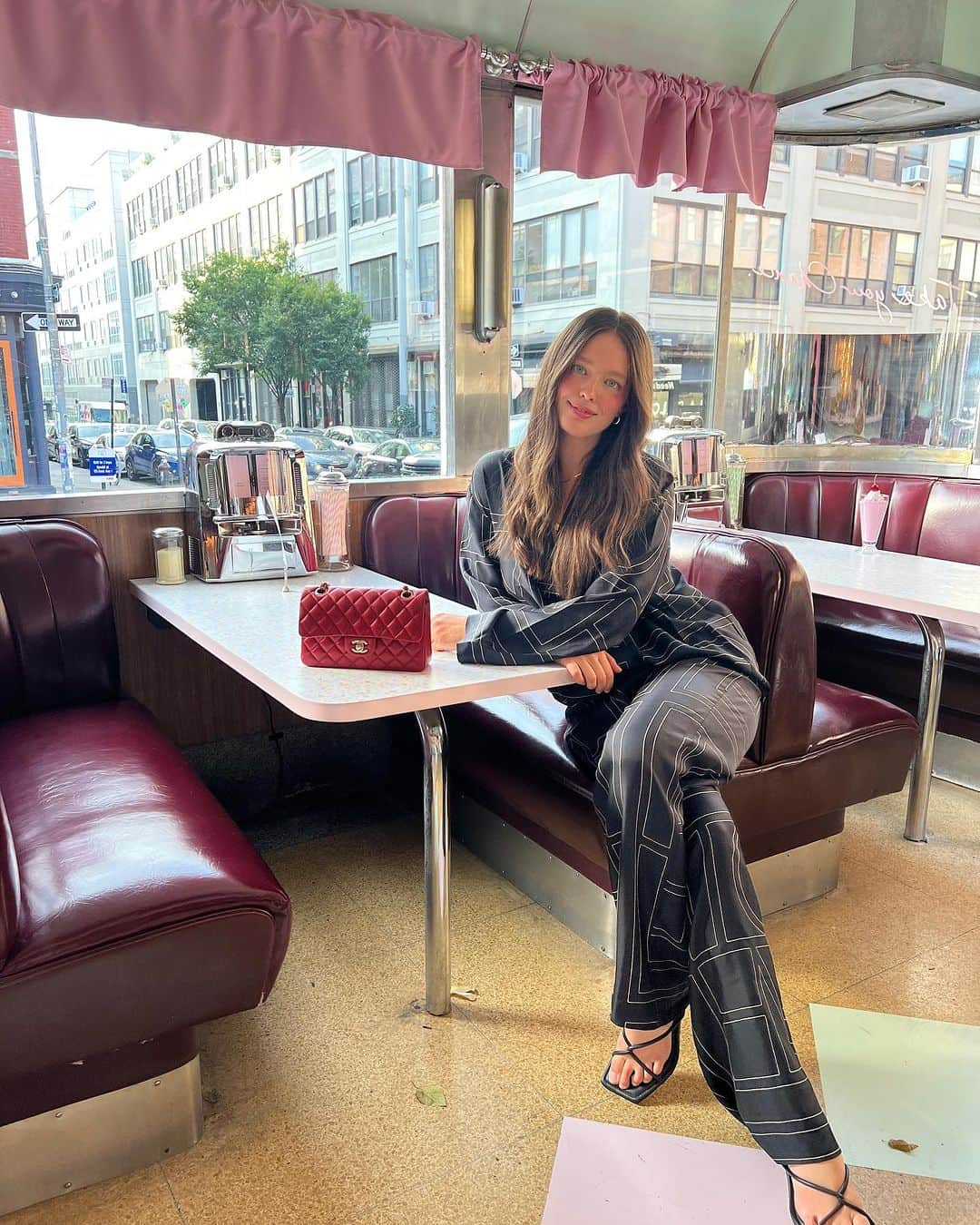 エミリー・DiDonatoさんのインスタグラム写真 - (エミリー・DiDonatoInstagram)「Lucky girl @welovecoco #welovecoco #luckychancediner」9月8日 8時39分 - emilydidonato