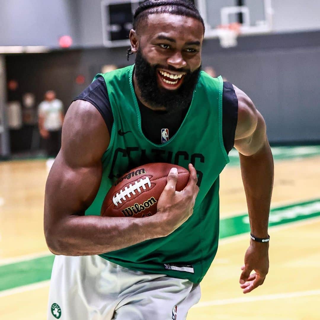 ボストン・セルティックスのインスタグラム：「football tonight, hoops later ⏳」