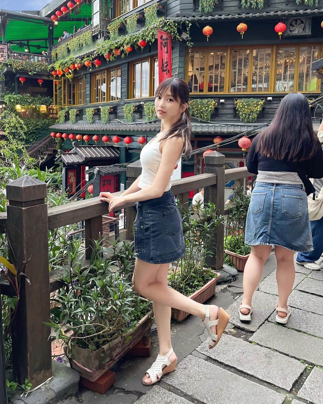 吉沢朱音さんのインスタグラム写真 - (吉沢朱音Instagram)「おはよう🇹🇼 台湾旅おわりました¨̮⃝ . ジブリ作品の中で1番大好きな、 千と千尋の神隠しの聖地巡礼できた♡ 九份って山の所で、台北市から1時間弱🚗³₃ 屋台たくさんあって楽しかった！ . これから東京戻ります‹‹\(´ω` )/›› . . tops＆skirt: #shein  . #台湾 #台湾観光 #九份 #千と千尋の神隠し  #千と千尋の神隠しの舞台 #taipei」9月8日 8時57分 - nesomagic72