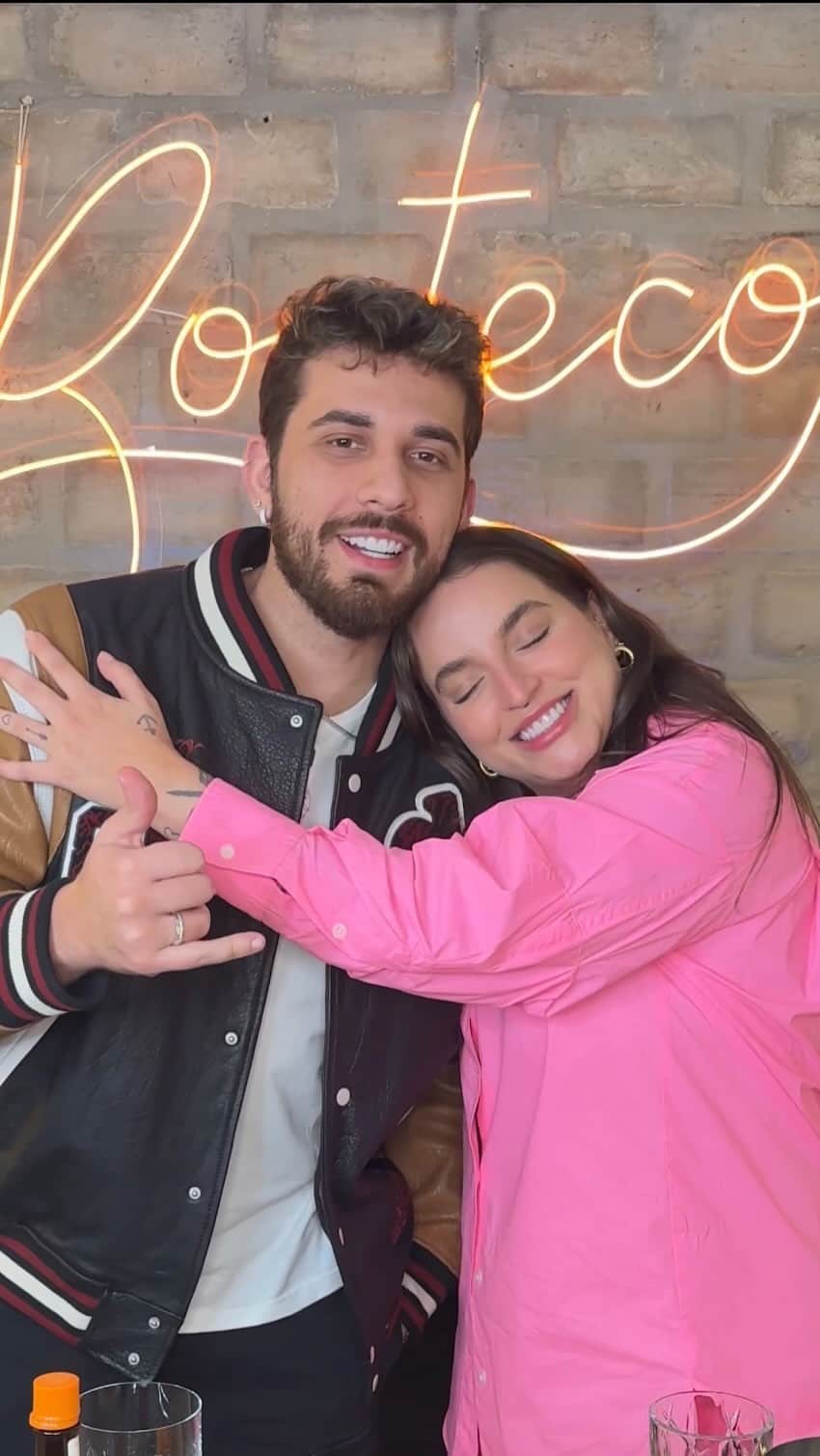 Bruna Unzuetaのインスタグラム：「E o booteco de hoje foi mais do que especial, com ele, o mais querido, mais amado, @gustavomioto !Seja bem -vindo ao meu booteco, local que vc já tem uma certa familiaridade. E aí, quantos shots vale essa presença?」