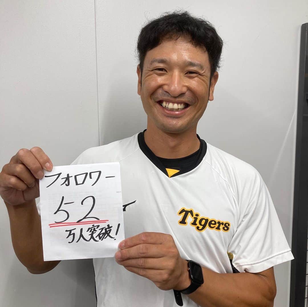 阪神タイガースさんのインスタグラム写真 - (阪神タイガースInstagram)「球団公式Instagramのフォロワー数が『52万』になりました✨みなさん、いつもご覧いただきありがとうございます！ 今シーズンは背番号52を付けた選手がいないため・・・現在裏方として活躍している『元52番』のお三方と一緒にご報告します✨ #52万  #背番号52  #ジェリーサンズ 駐米スカウト #小豆畑眞也 サブマネージャー #古里泰隆 スコアラー #阪神タイガース #ARE」9月8日 9時07分 - hanshintigers_official