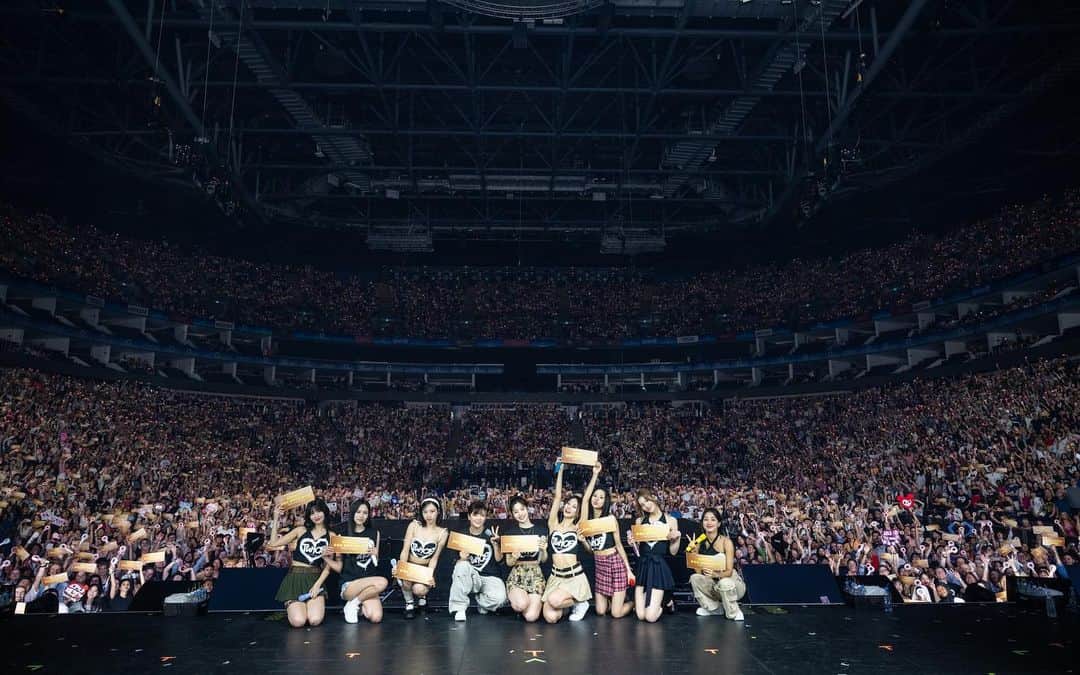 TWICEのインスタグラム：「TWICE 5TH WORLD TOUR 'READY TO BE' IN #LONDON - DAY 1  What a mind-blowing night in London✨💖 We had so much fun performing in this beautiful and lovely city! Our London ONCE, thank you all for singing at the top of your lungs and enjoying the show with us tonight! Also thanks for the special video, that was very very sweet! Can't wait to have another fabulous night tomorrow! Cheers!  #TWICE #트와이스 #READYTOBE #TWICE_5TH_WORLD_TOUR」
