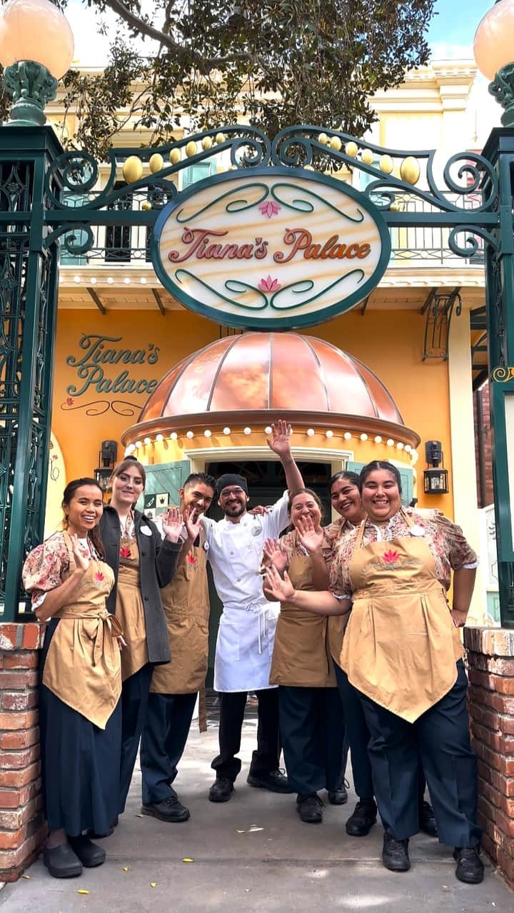 のインスタグラム：「“People are gonna come here from everywhere, and we’re almost there.” 🤩✨ Tiana’s Palace opens today at @Disneyland! 🍴」