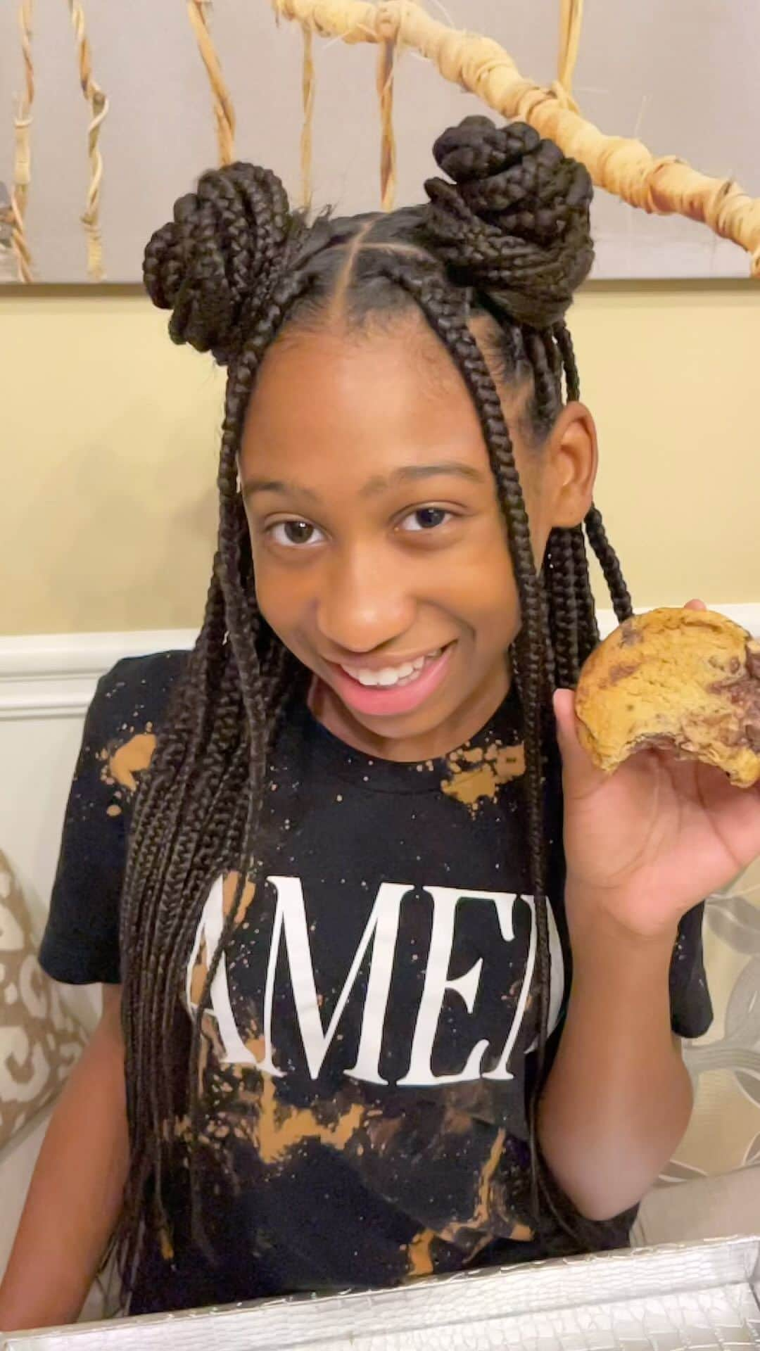 ミミ・ファウストのインスタグラム：「Shout out to A Haute Cookie 🍪  So Yummy!!!! #blackownedbusiness  We Love Them 😋」