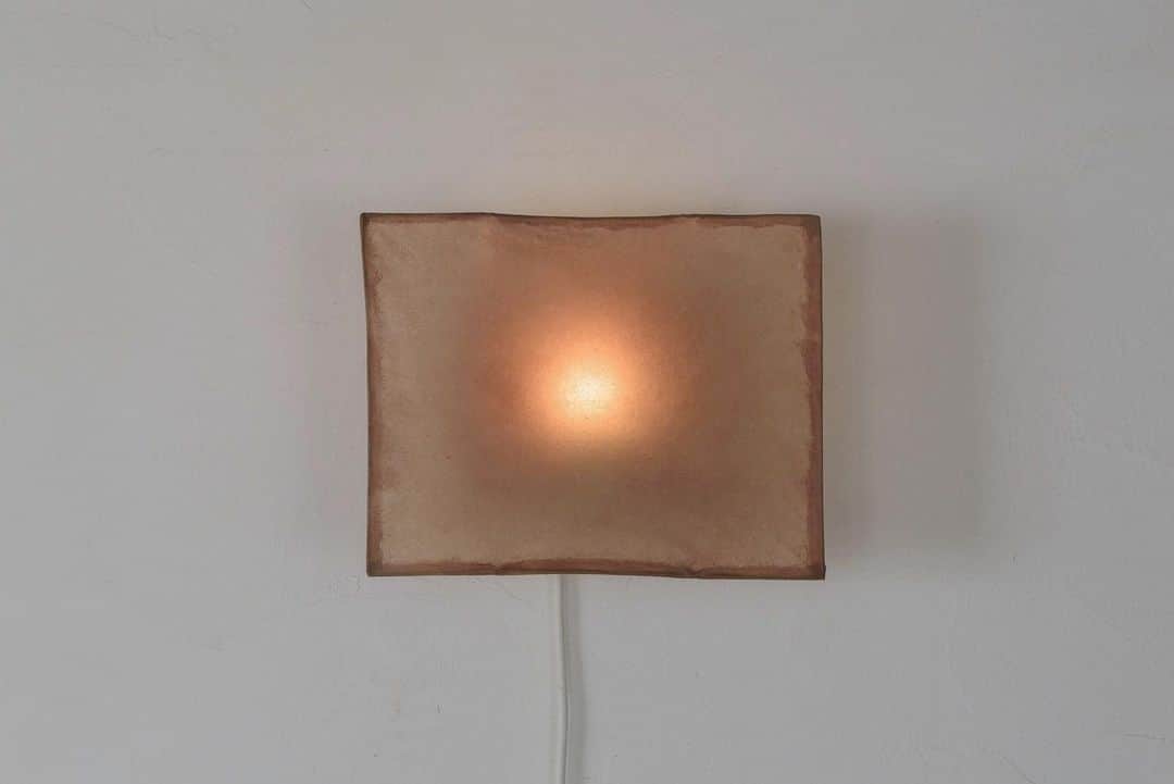 惟本康明 / yasuaki yoshimotoさんのインスタグラム写真 - (惟本康明 / yasuaki yoshimotoInstagram)「wall lamp W250 D100 H200  柿渋染めの 和紙 銅の 金具 赤土は モロッコの  12月個展に持っていく予定です。  #interior #artwork #walllamp #design #interiordesign #contemporarydesign  #インテリア #ウォールランプ」9月8日 9時09分 - md2v