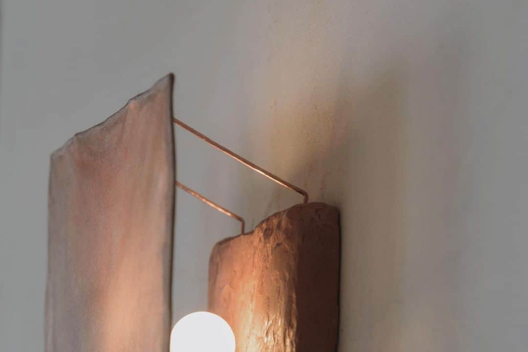 惟本康明 / yasuaki yoshimotoさんのインスタグラム写真 - (惟本康明 / yasuaki yoshimotoInstagram)「wall lamp W250 D100 H200  柿渋染めの 和紙 銅の 金具 赤土は モロッコの  12月個展に持っていく予定です。  #interior #artwork #walllamp #design #interiordesign #contemporarydesign  #インテリア #ウォールランプ」9月8日 9時09分 - md2v