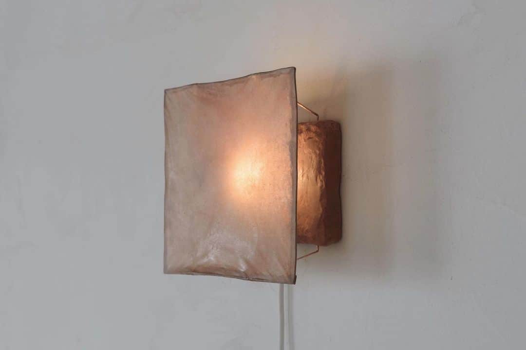 惟本康明 / yasuaki yoshimotoのインスタグラム：「wall lamp W250 D100 H200  柿渋染めの 和紙 銅の 金具 赤土は モロッコの  12月個展に持っていく予定です。  #interior #artwork #walllamp #design #interiordesign #contemporarydesign  #インテリア #ウォールランプ」