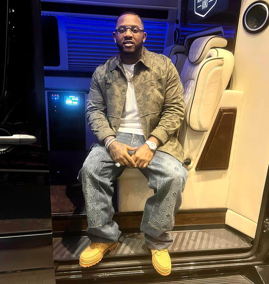 マック・メインのインスタグラム：「Dream➡️Manifest➡️Work➡️Fruition  #DipSon🕊️」