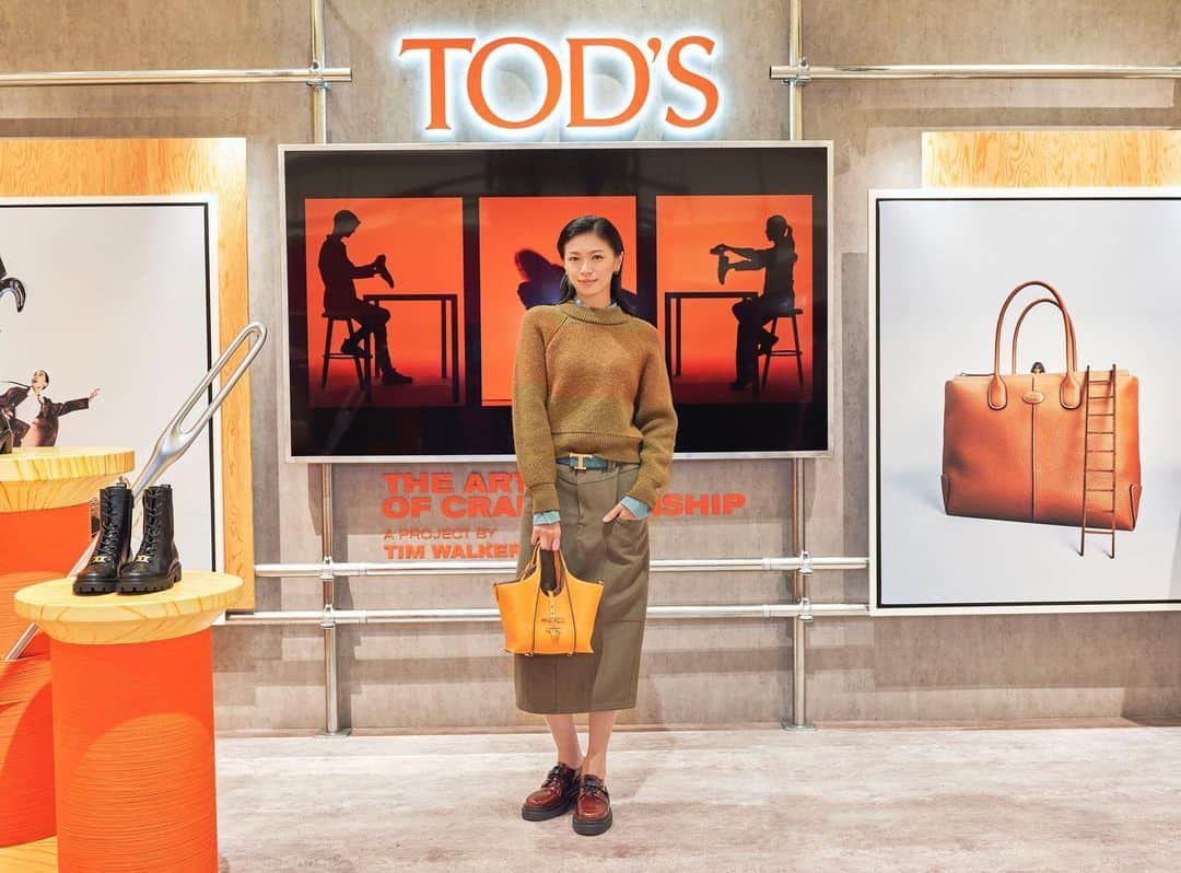 榮倉奈々のインスタグラム：「@tods   うめだ阪急でのPOPUPは火曜日までです。  イタリアからきてくれた職人が日曜まで店頭にいらっしゃるので、刻印してくださいます。 すでにお持ちのTod's製品を持ち込んでも刻印してくださるそうです🤭（できない製品もあるかもしれませんので、職人さんに相談してください。）  靴バッグの製作デモンストレーションもしているので、これはぜひ見にきていただきたいです。  手作業で出来上がっていく鞄や靴の姿を目の当たりにすると、今持っている鞄や靴への愛着が増しますよ…  #Tods #TodsPopup#TodsFW24」