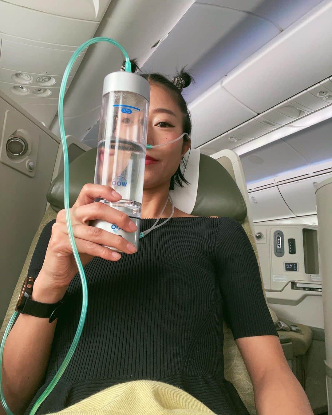 Erika Yamaguchiのインスタグラム：「#水素ガス  吸入しはじめて体調が更にいい。  普段からスポーツやフィットネスを楽しむ私の身体はどうしても活性酸素が発生したり、実は日常の身体のストレスからも活性酸素がでるの。  例えば飛行機も身体のストレスがかかります。 だから毎回飛行機で私が水素ガス吸入してます。笑 本当は目から吸入したいからメガネタイプがいいんだけどこの日すぐに打ち合わせだったから、メガネのデメリットが顔に型がついちゃうのー😫 だから鼻からこの日は吸入。  水素ガスの有用性って 日本の３大死因とされている「悪性新生物（がん）」「心疾患」、「脳血管疾患」のほか、患者数の多い糖尿病や軽度認知症などでも臨床試験において有用性が最近確認されています。 また水素ガスは安全性も高く、有害な活性酸素であるヒドロキシラジカルに反応して無害な水（H2O）に変化し、やがて体外に排出されるから安心。  睡眠の質も、頭のすっきり度も、目のすっきり度も変わった！ むくみも肌の質も変わったなぁ。  ちなみにネットは3万ppm以下のものが沢山販売されているから買う時は気をつけて表記チェックを。 ちなみにこちら94万ppm発生してくれるの☺️ 欲しい方はdmお知らせください。 情報シェアします。  水素ガスは見た目にてるやつ沢山でまわってるからいいもの見極めが大切だよー  ちなみに美コア東京スタジオでもこの本物の水素ガスの効果を体験してほしいから2つ置くことにしたよ👍 @bcore_studio  また体験できるタイミングでお知らせするね☺️🌿  #美コア #ダイエット #水素ガス #水素吸入 #水素トリートメント #山口絵里加 #出張 #水素 #水素ボトル #水素ボトル今日も持ち歩いてます」