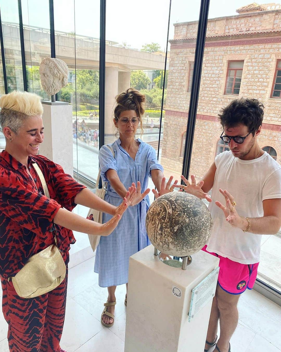 マリサ・トメイのインスタグラム：「Ancient orbs at the Acropolis museum @therealkateshela」