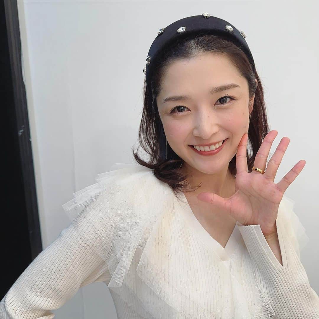 石川梨華のインスタグラム：「大人百花🩷  今回も色々出させてもらってます🥹🤲  なりたい肌ページは @chigirakeiko さんにヘアメイクして頂きました💓  スタイリングは @isekikaori_kimawashi さん カチューシャもアクセサリーも激かわでした💓  ハッピーな撮影 ありがとうございました❗️  #石川梨華 #モーニング娘og #リアル梨華 #二児の母 #年子やんちゃボーイズ #大人百花 #秋号発売中  #見てね」