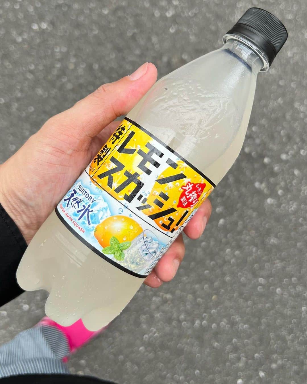 靖乃のインスタグラム：「本日は台風…ですなぁ 一日ゆっくり頑張りましょ💦💦 11〜15時でThree Point Cafe-ROPPONGI-におります🙇🏻🙇🏻🙇🏻  このレモンスカッシュ、ホンマに美味い🌟  #靖乃 #ハイダンシークドロシー #淡路島 #ピン毛」