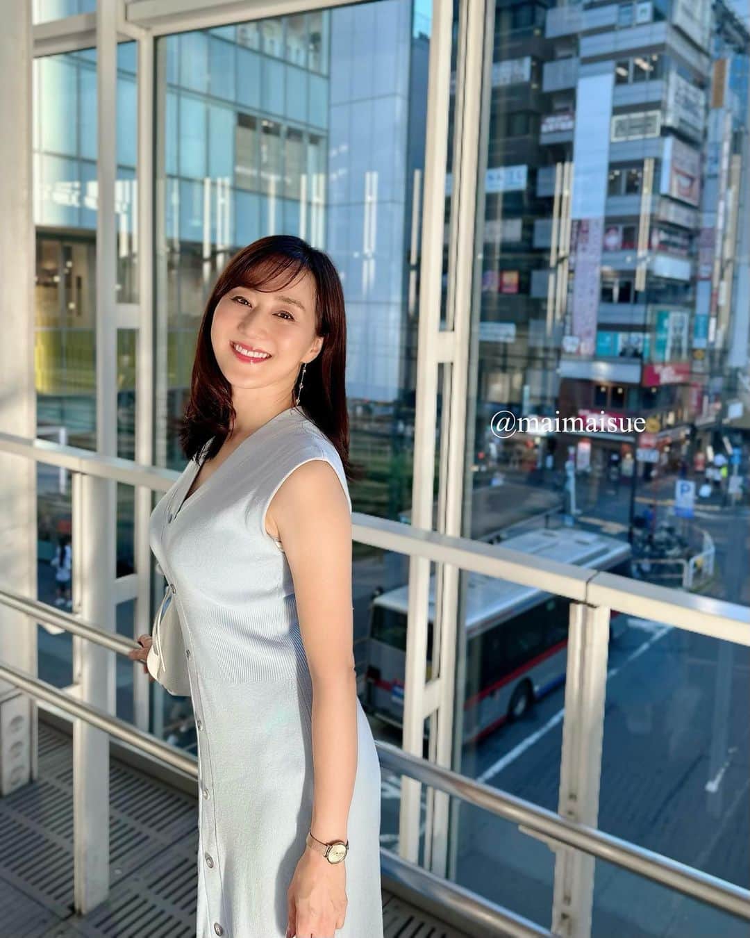 村上麻衣のインスタグラム：「「いつも写真どうやって撮ってるの？」 と聞かれます。  アプリカメラは殆ど使いません。 持ってるけど一眼レフも殆ど使っていません。 （携帯していないしデータ送信が面倒だから😅）  iPhone14proのノーマルカメラでバシャバシャ撮って、 明るさと肌のリタッチ（美肌）をしています。 体型や顔のパーツや形の加工はしません。  大切なのは自然光の当たり具合だと思っています💡 画像が粗かったり光が上手く当たっていないものは捨てちゃいます。  場所はあまり重要ではない気がしています。 もちろん綺麗なところが良いけれど、 これだけ撮っていると 色々な面白さがある気もしています。 ここは渋谷のふつうの通路です😂  そして撮っているのは、その時一緒にいるお友達です🤭 いつもみんな、ありがとう🩵 . . . 台風の影響で今日は、 久しぶりにとても涼しいですね🎐 皆さまお気をつけて。  #iphone14 #ポートレート#写真 #instagram #写真の撮り方 #渋谷 #shibuya」