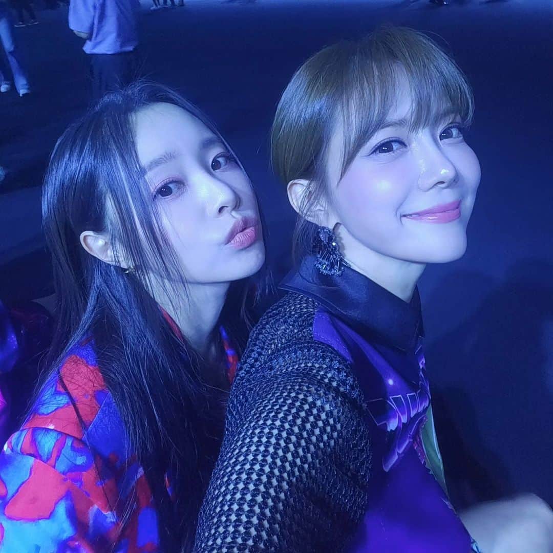 ユ・ハナのインスタグラム：「우리솔이랑 함께 간 이번 그리디어스 쇼는, 초대박♡   스타일과 옷컬러에 맞춰 체인지되는 조명들 처음부터 끝까지 이어진 오케스트라 팀의 연주 홍석천오빠가 모델로 깜짝등장했고 어린친구들이 직접 꽃과 메세지를 전해주는 피날레까지  어쩜  윤희언니 또 한번 반함😍  이번에 찢었어 진짜」