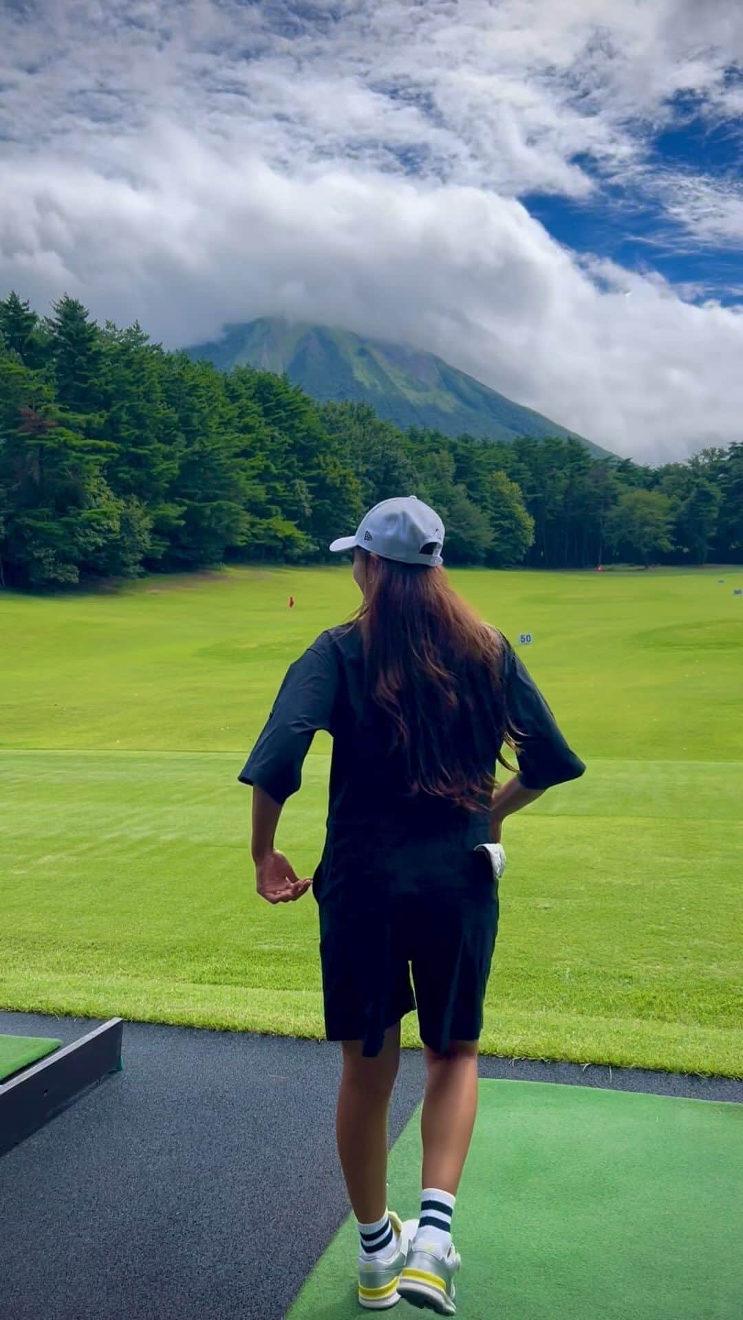 サブのインスタグラム：「撮影で行った大山ゴルフクラブの練習場から‼️  ✨最高の景色⛰️✨  #ゴルフウェア @viridarideserta_official  ↑ この夏、めちゃくちゃ着用してる🦈 ゴルフ場行き帰りも使えてお気に入り💕  #キャップ @newera_golf  @newerajapan   #ゴルフシューズ @newbalancegolf_japan   #靴下 無印🧦←履きやすすぎて買い足しました😆」