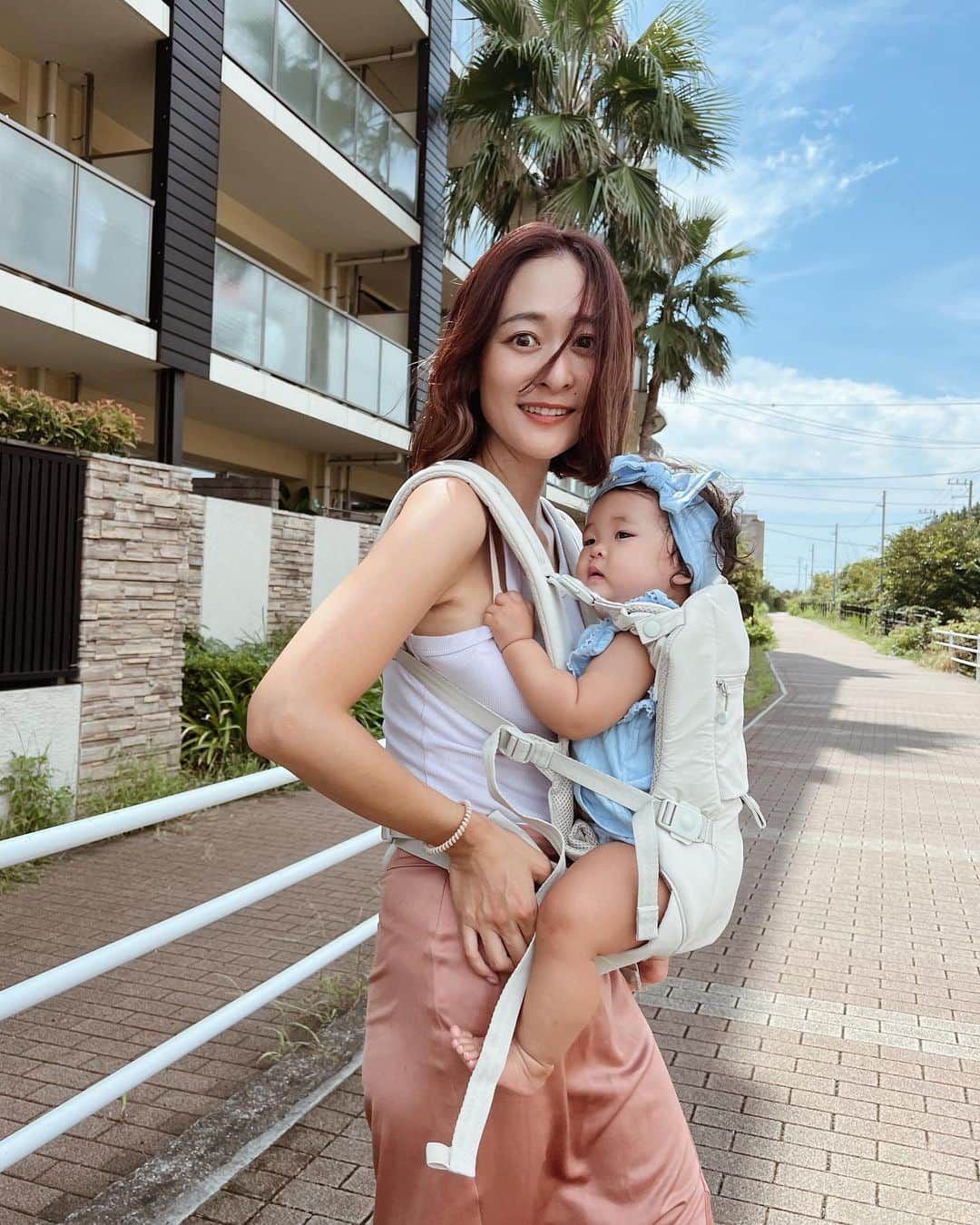 難波礼華さんのインスタグラム写真 - (難波礼華Instagram)「9/29発売の抱っこ紐 「BABY CARRIER ONピトレスク×ユナイテッドアローズ　グリーンレーベル　リラクシング」 を頂いてお先にお試しさせてもらいました🤱♡  この1ヶ月使わせてもらって、、、 とにかくデザインが可愛い✨ シンプルなデザインもオフホワイトに近いベージュカラーもファッションに合わせやすくて良い♡ 使い心地は赤ちゃんの着脱が簡単なのに、ヒップシートが付いてたり、取り外しできる日除けフードが付いてたりと機能面がちょーperfect🫶🏼 対面抱っこ、おんぶ、前向き抱っこ、チェアベルトの4WAYで使い分けできるのも嬉しい🥹  全国のアカチャンホンポやオンラインストアで発売されます💕  発売と同時にInstagramキャンペーンもあるみたいなのでキャンペーンと抱っこ紐の詳細は下記を確認してね♡  ＜プレゼントキャンペーン＞ 9月29日(金)~10月31日(火)までの間に 抱っこひもを着けた写真を 指定のハッシュタグを付けて投稿すると 抽選で10名さまに<PENDLETON × MARIE INABA> マザーズ トートバッグがプレゼント。 詳しくは @lucky_industries_official で詳細をcheck！  【発売日】  9/29(金） 【使用月齢 】  生後14日～36ヵ月まで 【仕様】対面抱っこ、おんぶ、前向き抱っこ、チェアベルトの4WAY 【取り扱い店】  「アカチャンホンポ」全国各店舗、オンラインショップ、LUCKY industriesオフィシャルショップ各店 ※グリーンレーベル リラクシング店舗、「ユナイテッドアローズ オンライン」での取り扱いはありません。 ※アカチャンホンポ全店で試着できます。  @ua_greenlabel  @greenlabelrelaxing_kids  @akachanhonpo  @akachanhonpo_mono  #ピトレスク #グリーンレーベルリラクシング #抱っこ紐 #ラッキーインダストリーズ #LUCKYindustries #greenlabelrelaxing #赤ちゃん本舗 #アカチャンホンポ #PR」9月8日 9時49分 - ayakanamba