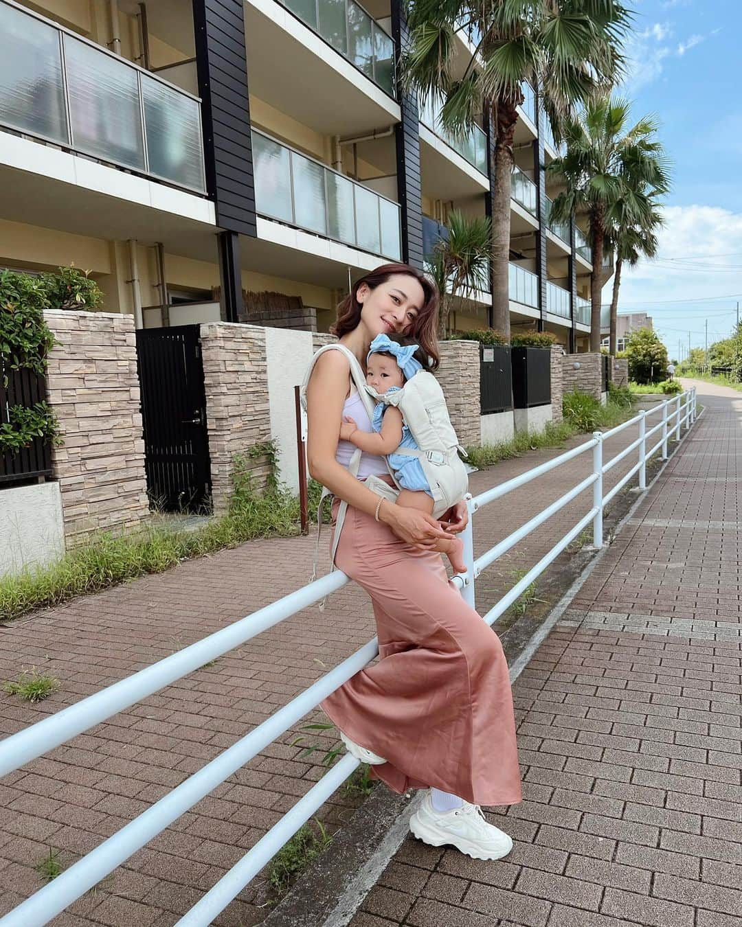 難波礼華さんのインスタグラム写真 - (難波礼華Instagram)「9/29発売の抱っこ紐 「BABY CARRIER ONピトレスク×ユナイテッドアローズ　グリーンレーベル　リラクシング」 を頂いてお先にお試しさせてもらいました🤱♡  この1ヶ月使わせてもらって、、、 とにかくデザインが可愛い✨ シンプルなデザインもオフホワイトに近いベージュカラーもファッションに合わせやすくて良い♡ 使い心地は赤ちゃんの着脱が簡単なのに、ヒップシートが付いてたり、取り外しできる日除けフードが付いてたりと機能面がちょーperfect🫶🏼 対面抱っこ、おんぶ、前向き抱っこ、チェアベルトの4WAYで使い分けできるのも嬉しい🥹  全国のアカチャンホンポやオンラインストアで発売されます💕  発売と同時にInstagramキャンペーンもあるみたいなのでキャンペーンと抱っこ紐の詳細は下記を確認してね♡  ＜プレゼントキャンペーン＞ 9月29日(金)~10月31日(火)までの間に 抱っこひもを着けた写真を 指定のハッシュタグを付けて投稿すると 抽選で10名さまに<PENDLETON × MARIE INABA> マザーズ トートバッグがプレゼント。 詳しくは @lucky_industries_official で詳細をcheck！  【発売日】  9/29(金） 【使用月齢 】  生後14日～36ヵ月まで 【仕様】対面抱っこ、おんぶ、前向き抱っこ、チェアベルトの4WAY 【取り扱い店】  「アカチャンホンポ」全国各店舗、オンラインショップ、LUCKY industriesオフィシャルショップ各店 ※グリーンレーベル リラクシング店舗、「ユナイテッドアローズ オンライン」での取り扱いはありません。 ※アカチャンホンポ全店で試着できます。  @ua_greenlabel  @greenlabelrelaxing_kids  @akachanhonpo  @akachanhonpo_mono  #ピトレスク #グリーンレーベルリラクシング #抱っこ紐 #ラッキーインダストリーズ #LUCKYindustries #greenlabelrelaxing #赤ちゃん本舗 #アカチャンホンポ #PR」9月8日 9時49分 - ayakanamba