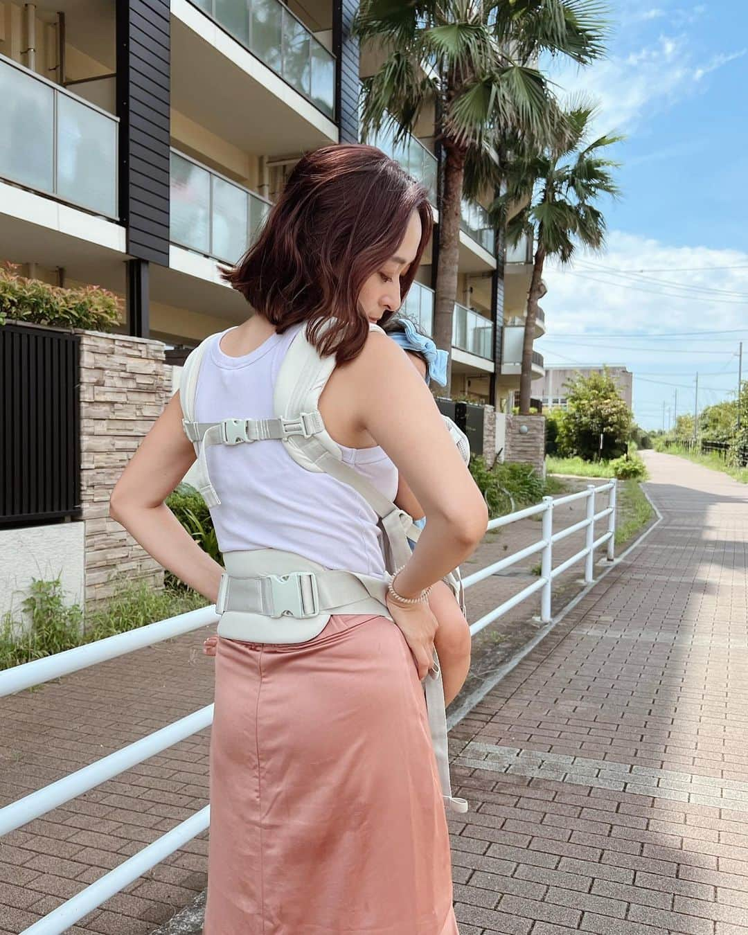 難波礼華さんのインスタグラム写真 - (難波礼華Instagram)「9/29発売の抱っこ紐 「BABY CARRIER ONピトレスク×ユナイテッドアローズ　グリーンレーベル　リラクシング」 を頂いてお先にお試しさせてもらいました🤱♡  この1ヶ月使わせてもらって、、、 とにかくデザインが可愛い✨ シンプルなデザインもオフホワイトに近いベージュカラーもファッションに合わせやすくて良い♡ 使い心地は赤ちゃんの着脱が簡単なのに、ヒップシートが付いてたり、取り外しできる日除けフードが付いてたりと機能面がちょーperfect🫶🏼 対面抱っこ、おんぶ、前向き抱っこ、チェアベルトの4WAYで使い分けできるのも嬉しい🥹  全国のアカチャンホンポやオンラインストアで発売されます💕  発売と同時にInstagramキャンペーンもあるみたいなのでキャンペーンと抱っこ紐の詳細は下記を確認してね♡  ＜プレゼントキャンペーン＞ 9月29日(金)~10月31日(火)までの間に 抱っこひもを着けた写真を 指定のハッシュタグを付けて投稿すると 抽選で10名さまに<PENDLETON × MARIE INABA> マザーズ トートバッグがプレゼント。 詳しくは @lucky_industries_official で詳細をcheck！  【発売日】  9/29(金） 【使用月齢 】  生後14日～36ヵ月まで 【仕様】対面抱っこ、おんぶ、前向き抱っこ、チェアベルトの4WAY 【取り扱い店】  「アカチャンホンポ」全国各店舗、オンラインショップ、LUCKY industriesオフィシャルショップ各店 ※グリーンレーベル リラクシング店舗、「ユナイテッドアローズ オンライン」での取り扱いはありません。 ※アカチャンホンポ全店で試着できます。  @ua_greenlabel  @greenlabelrelaxing_kids  @akachanhonpo  @akachanhonpo_mono  #ピトレスク #グリーンレーベルリラクシング #抱っこ紐 #ラッキーインダストリーズ #LUCKYindustries #greenlabelrelaxing #赤ちゃん本舗 #アカチャンホンポ #PR」9月8日 9時49分 - ayakanamba