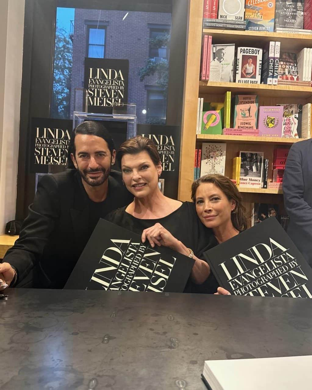 マーク・ジェイコブスのインスタグラム：「about tonite.  celebrating the incredible Linda Evangelista Steven Meisel book at bookmarc.  lines around the block with this beauty, Christy cutting in.  @lindaevangelista  @stevenmeiselofficial  @cturlington   @bookmarc   #legendsknownocode #gratefulnothateful」