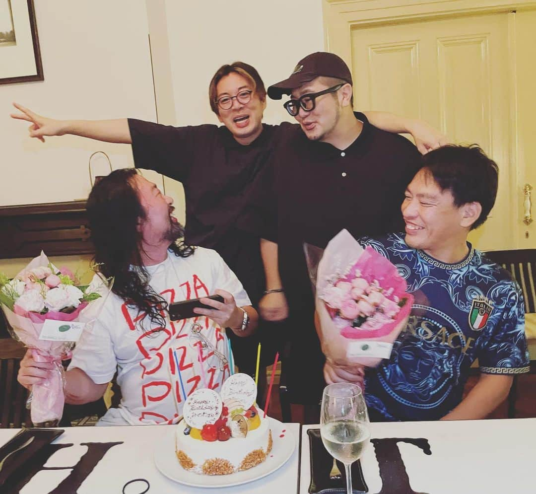 三浦崇宏さんのインスタグラム写真 - (三浦崇宏Instagram)「#party #birthday  #mymen #friends  #party #instagood  #ビジネス芸人 #またやってる #お母様が亡くなったあとの41歳の誕生日は格別にエモいと聞いて」9月8日 10時00分 - takahiro3ura