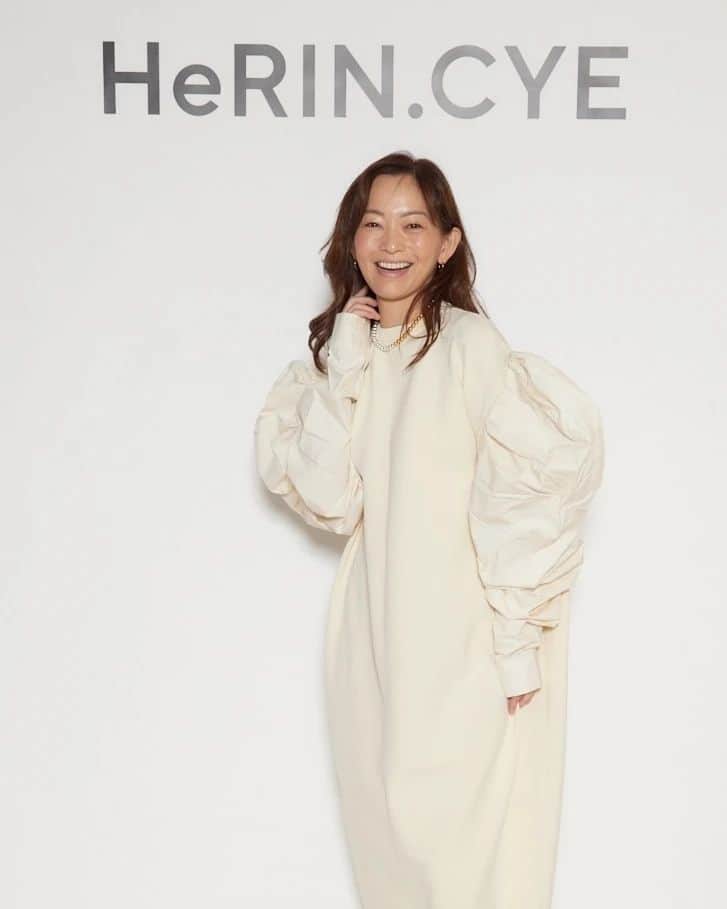のインスタグラム：「『HeRIN.CYE』  @herin.cye  ヘリンドットサイ初のコンセプトストアが9月8日(金)にルミネ新宿2にて、グランドオープン👏  私も大好きなブランド😍  白ワンピもめっちゃ可愛かった～‼️  #herincye  #ヘリンドットサイ #LUMINESHINJUKU2  #ルミネ新宿2 #グランドオープン #ワンピース #ワンピースコーデ #ママ #ママモデル #モデル #mama  #mamamodel #model」