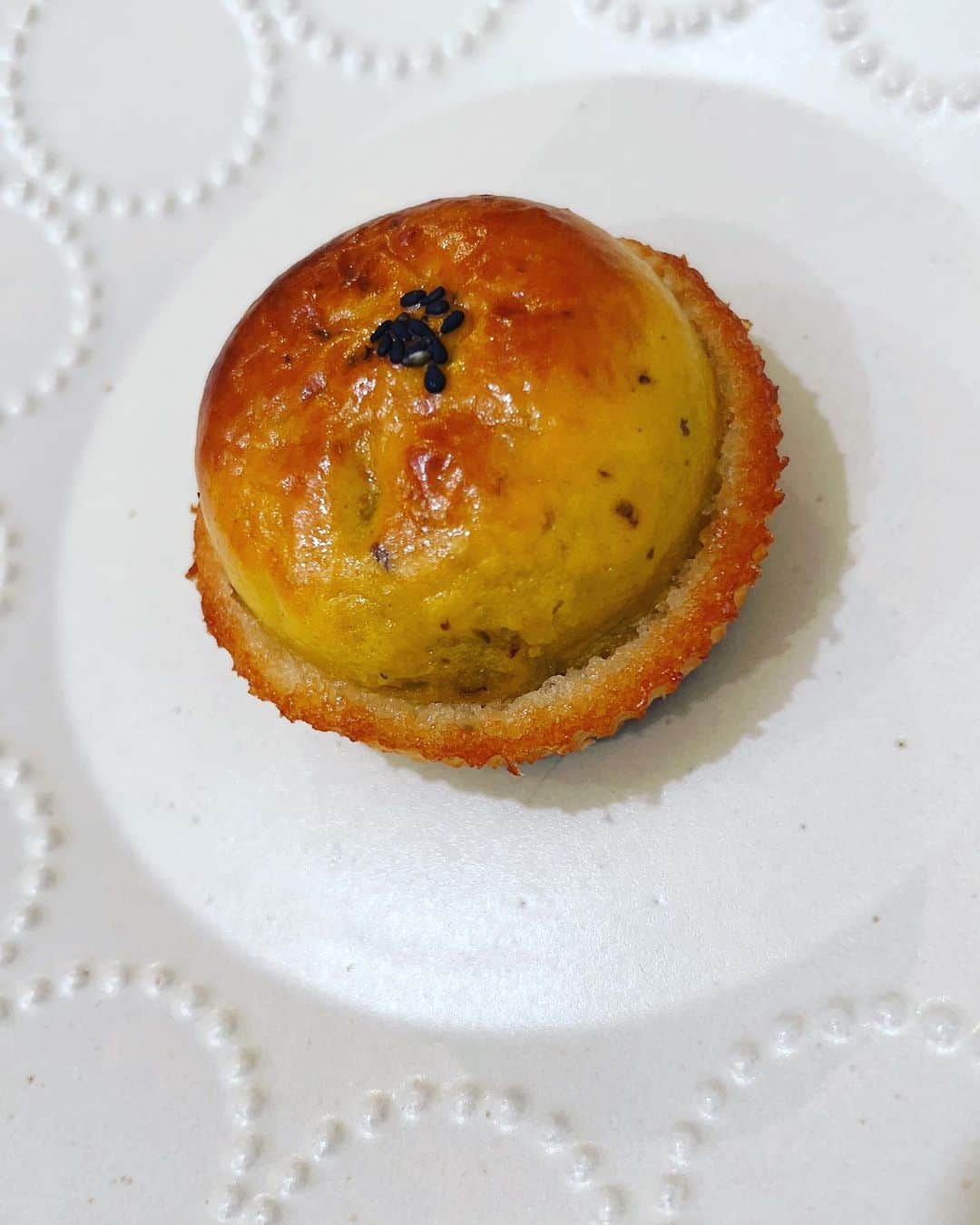 のインスタグラム：「スイートポテトタルト🥧濃厚な餡が入っていました！さつまいもを堪能🍠もうすぐ秋かな🍂ごちそうさまでした😋  今日は台風とのことで。気をつけてお出かけください！  #ウエムラ今日もパン祭り」
