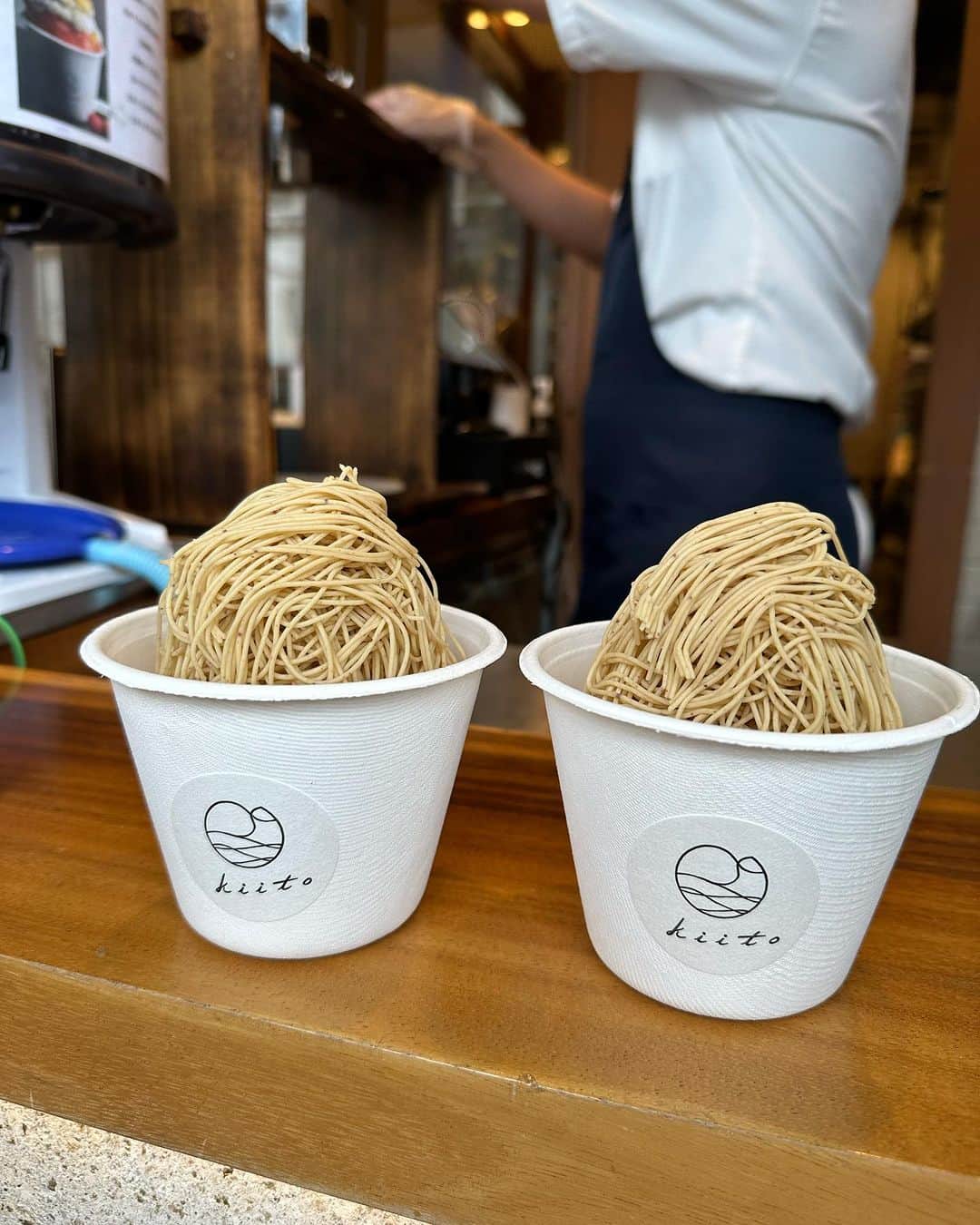 奥山絵里奈さんのインスタグラム写真 - (奥山絵里奈Instagram)「熱海旅行中 熱海で人気のカフェ @wagurikashi.kiito.atami  で #モンブランソフトミルク　を食べました🍦  ソフトクリームの上に 1mmの細さのモンブランが乗った 贅沢スイーツ✨  中にはサクサクのメレンゲや クッキーなども入っていて サクサクの食感もあり  甘過ぎ無くて ソフトクリームと相性バッチリで 凄い勢いで食べてしまいました🤣🍦💓  とっても美味しかったです💓  PR @wagurikashi.kiito.atami #和栗菓子kiito #モンブランソフト #熱海テイクアウト #熱海スイーツ #熱海グルメ#熱海観光 #食べ歩きグルメ #食べ歩きスイーツ #熱海旅行 #熱海カフェ #熱海駅 #テイクアウトグルメ #テイクアウトスイーツ #熱海銀座通り #モンブラン好きな人と繋がりたい」9月8日 9時57分 - erinaokuyama