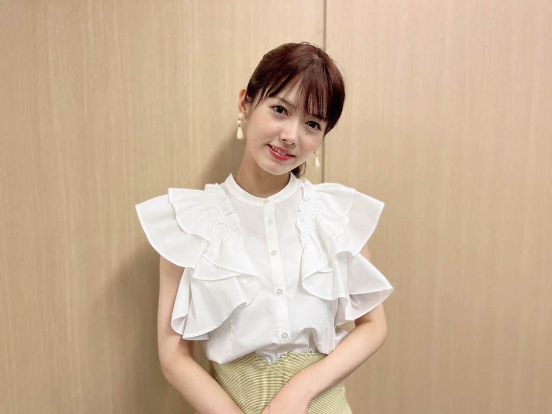 のインスタグラム：「おはようさん^ ^ 体調はいかがですか？🍀  台風の接近で 関東などでは 既に記録的な大雨となっているので 交通情報などチェックするようにして下さいね☔️🚗  また自治体の情報など 確認するようにしてください！  今日は雨と北風で気温も下がって ヒンヤリしているので 服装にも気をつけてな☺️✨  ほな素敵な金曜日を〜♪  #めざましテレビ  ※OAの時はレインブーツを 履いてお伝えしていました！」