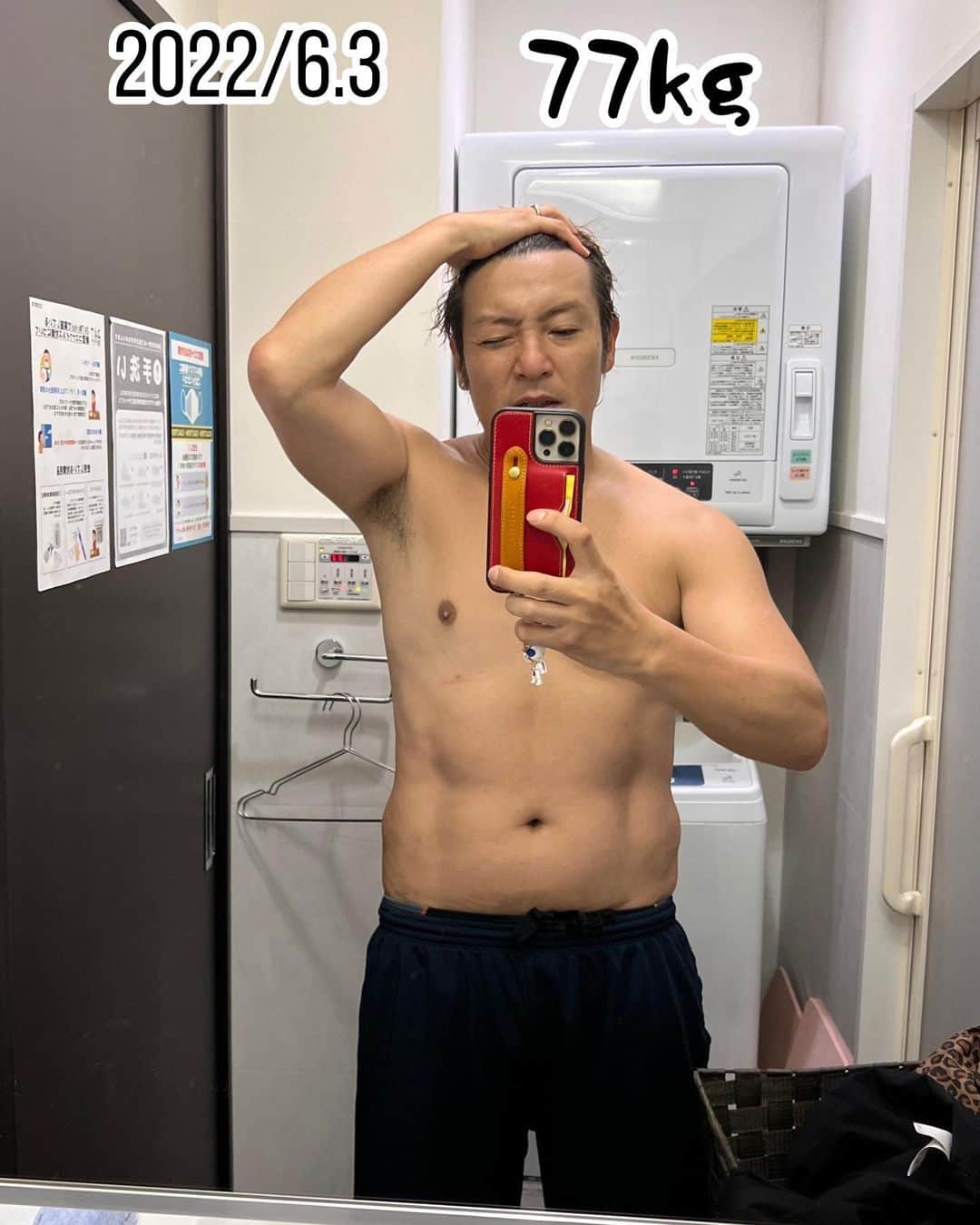 つるの剛士のインスタグラム：「昨年のちょうど今頃、バイクで長女を塾に迎えに行った際、「うわ、パパおなかやば。」のひと言をキッカケに一念発起。 恥ずかしながらコロナ禍で77kg（178cm）まで激太りしたカラダを 3ヶ月で-14kg、体脂肪率8%まで頑張って絞りダイエット成功させました。  あれから丸一年が経ち、当時みたいに週３日パーソナルジム通いなどはせずに独自で気ままにトレーニング（筋トレ）、適度に食事調整などはしてはいますが、まあ見事にお腹回り付いてきました🤭  というわけで、 この可愛いやつ🍖を削っちゃいたいと思います♪  がんばりま〜っす💪　　ほな  #宣言するのが手っ取り早い」