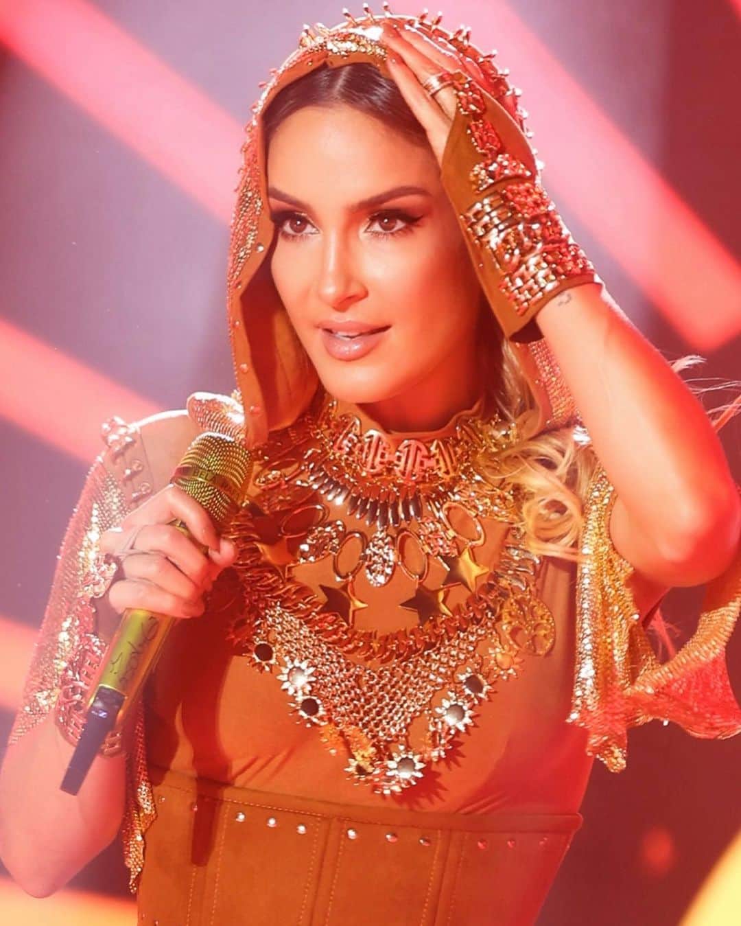 Claudia Leitteのインスタグラム：「A mocinha de cabecinha coberta,  toda linda,  despedindo-se de sua tour origem, preparada para adentrar uma nova Era. 🙄 Tá animada ela,  dourada ela,  forte ela,  bonita e gostosa! 🔥  Oh! Glória!」