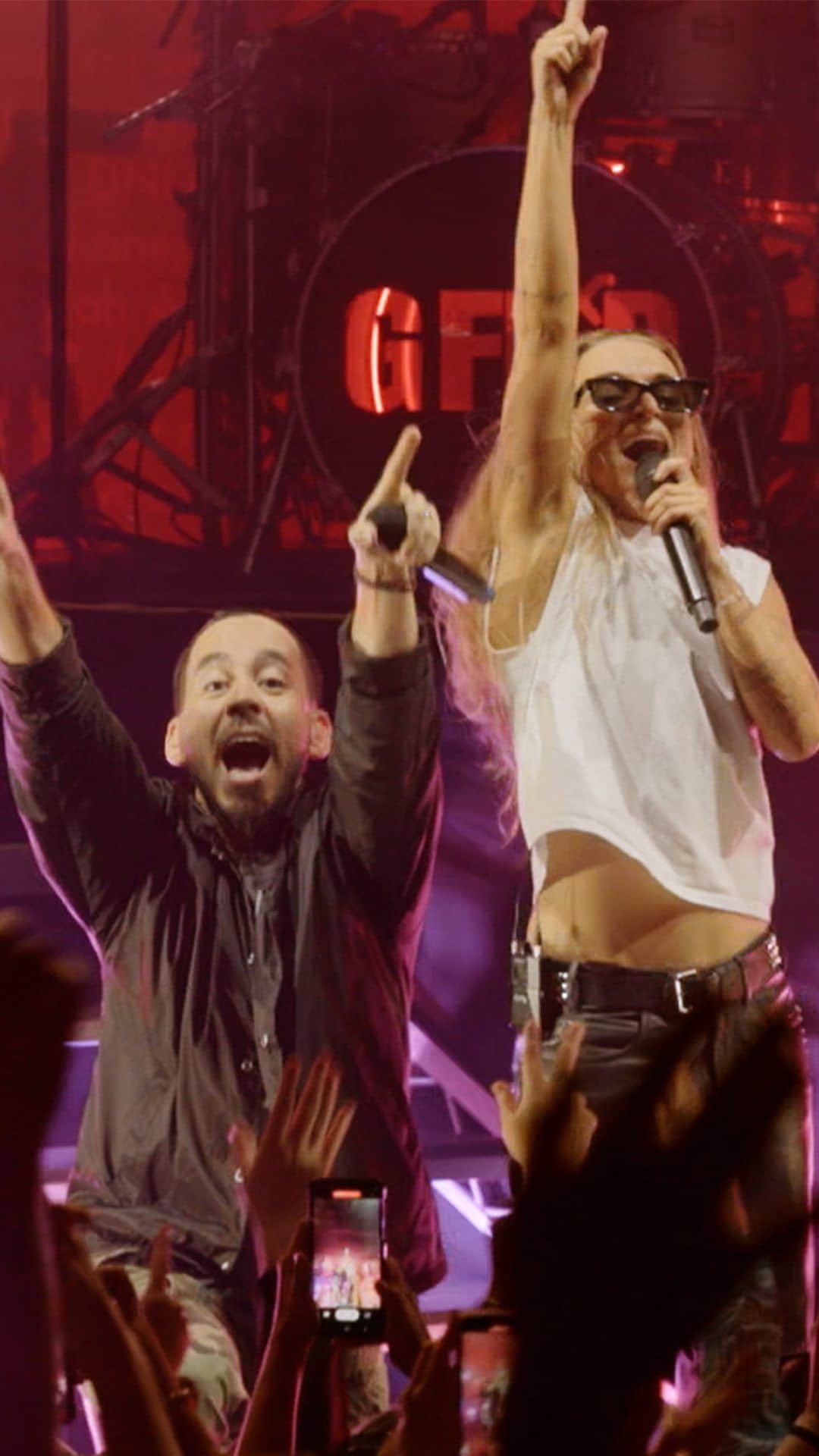 マイク・シノダのインスタグラム：「@gflip brought out a surprise guest at their sydney show: @linkinpark’s @m_shinoda for a mash up of ‘in the end’ and ‘the worst person alive’」
