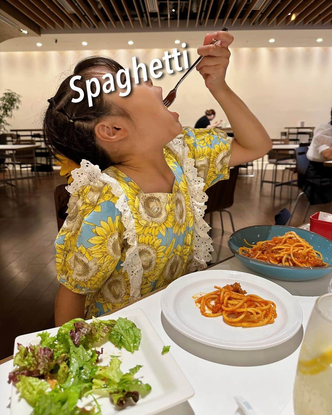 ochikeronさんのインスタグラム写真 - (ochikeronInstagram)「Do you know Spaghetti Napolitan? 🍝 It sounds like an Italian dish but it’s not. It is a typical Japanese ketchup pasta dish made at home and served at restaurants nationwide. No mistake. Kids love it 😋  Search Napolitan on my channel for ideas @ochikeron   BTW my daughter is wearing a dress I used to wear at her age. My grandma made it 🌻」9月8日 10時11分 - ochikeron