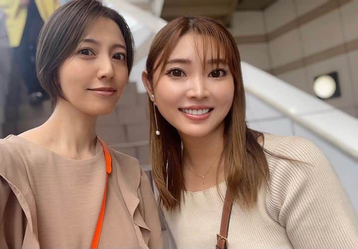 山名裕子のインスタグラム：「. 髪がどんどん短くなります 秋色にしてもらいました🍁  ストレスフリー✨ @gorosurf  いつもありがとうございます🫧  @sayopi と出会った頃と髪の長さが逆転 出会って13年🫣  #ストレスフリー #ショートカット #秋色カラー #ハンサムショート #3枚目は無意識背伸び #🤥」