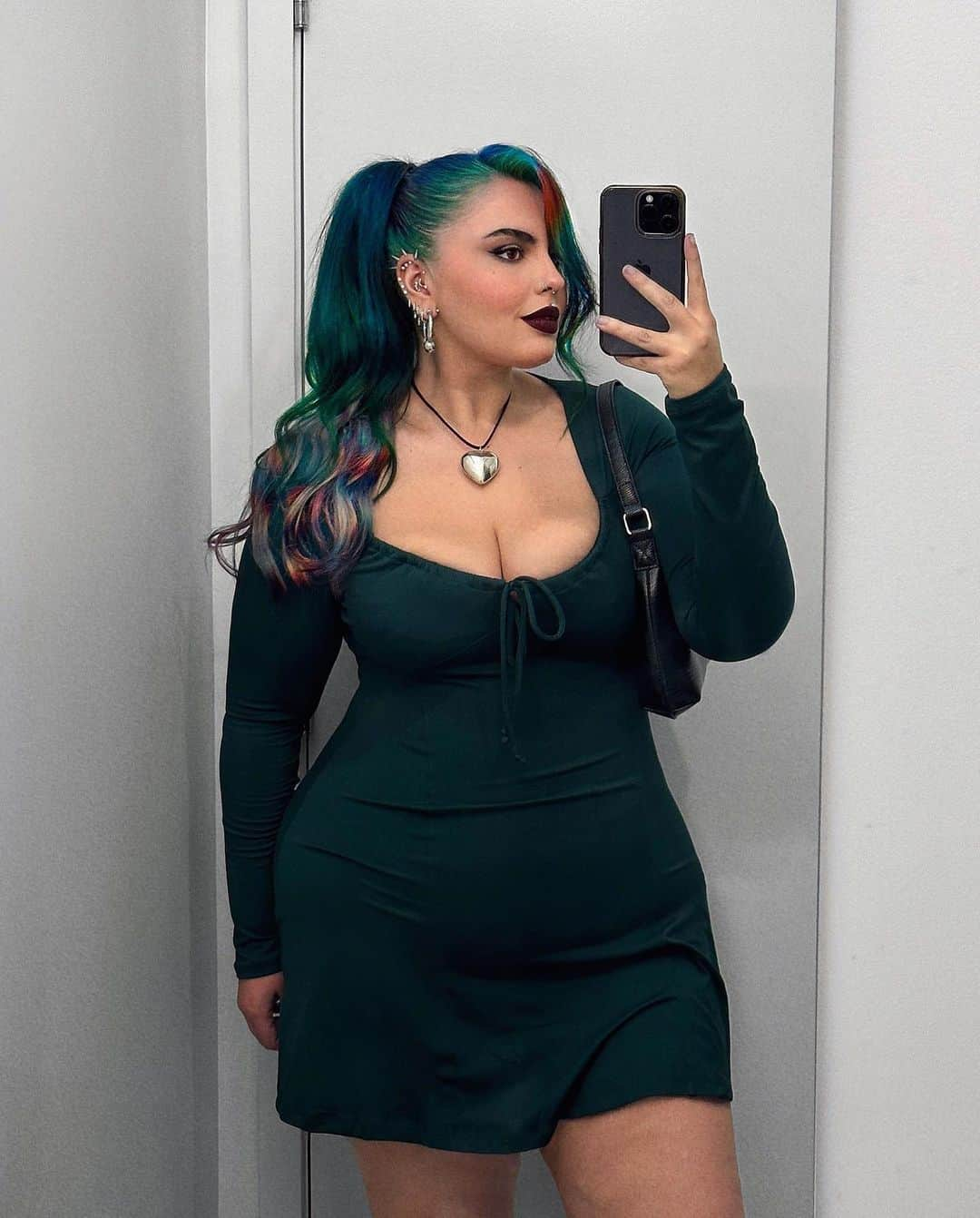 ヤスミナ・ダニエルのインスタグラム：「My hair is matching perfectly with this dress 😍💚 dress @FashionNovaCurve」