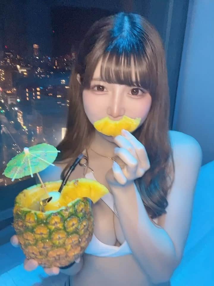 愛白かなたのインスタグラム：「彩花さんと渋谷のプールに行った時の🦋🍍 動画だと慣れてなくて照れちゃう笑」