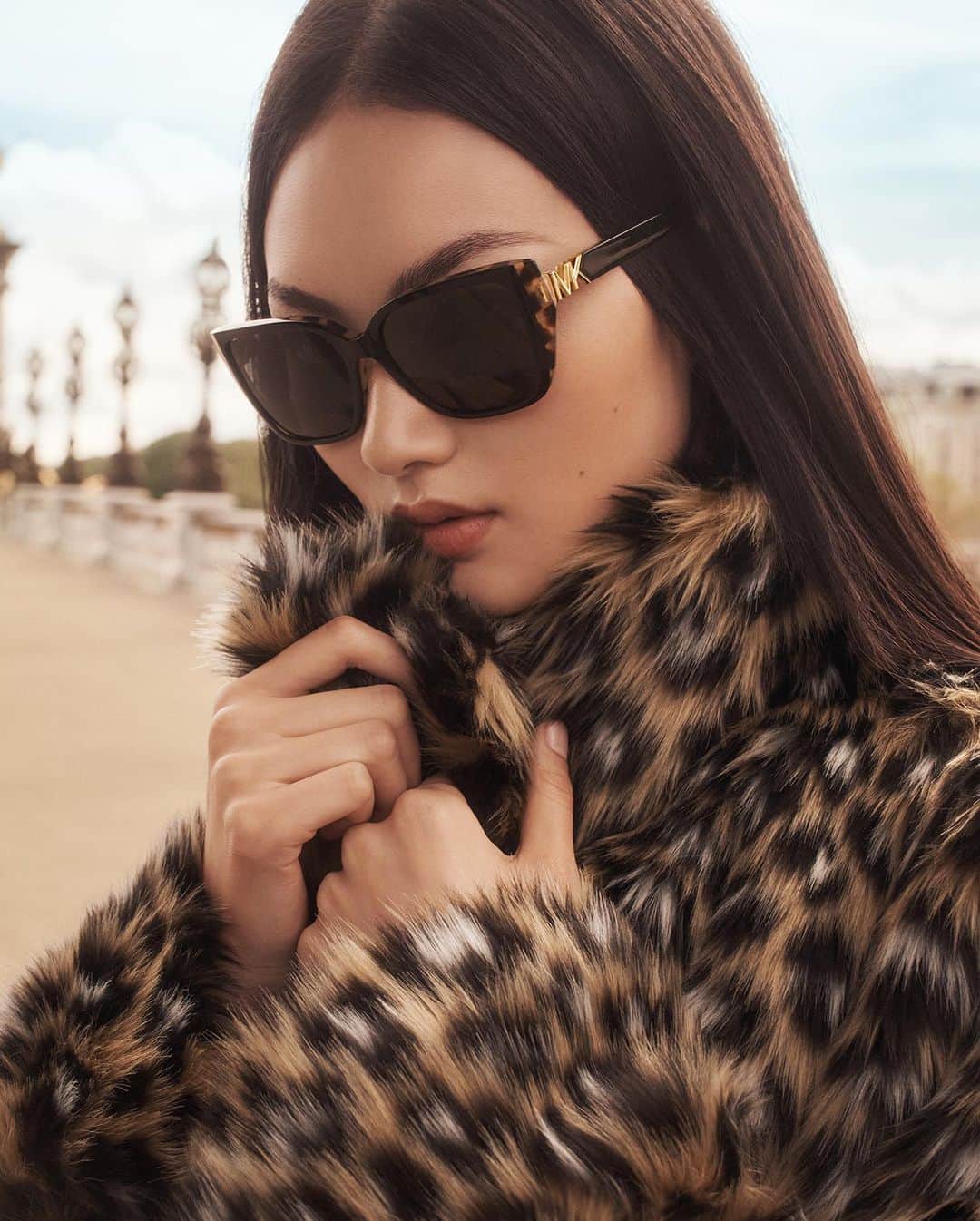 のインスタグラム：「Easy on the eyes. The Empire square sunglasses. #MichaelKors  Photographed by @LachlanBailey, @MaximePoiblanc」