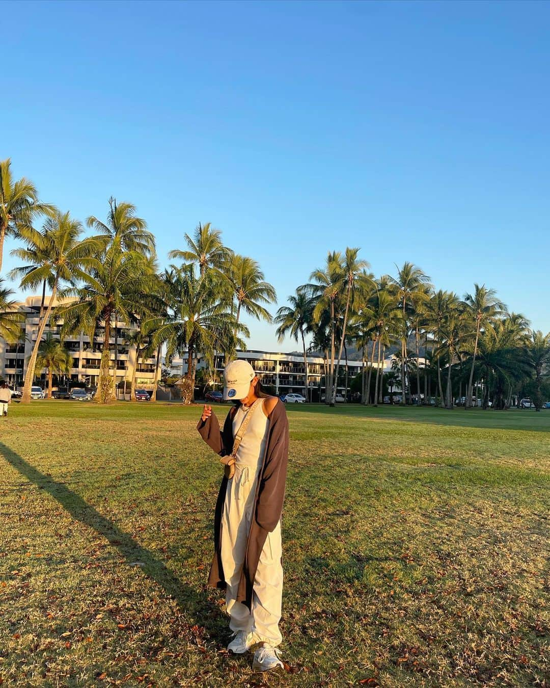 坪井ミサトさんのインスタグラム写真 - (坪井ミサトInstagram)「初めてのAustralia🇦🇺✨  【1st day】 早朝に到着し、海越しの朝日☀️  念願のコアラを抱っこ🐨♡  スーパーでのお買い物は 可愛いが溢れてる🥹  滝のパワースポット行って エネルギーチャージ。  夜ご飯はHome party🍴  あっという間の初日でした☺️  ※しばらくAustralia投稿に お付き合いください🙇‍♀️  #Australia #ケアンズ #オーストラリア #旅行 #familytrip #家族旅行 #cairns #思い出」9月8日 10時24分 - misato1030