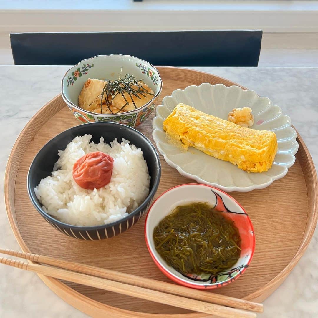 小川真葵のインスタグラム：「残りものでさくっと朝ごはん。 簡単な料理でも朝は夜の倍気力がいる🥱 誰よりも早く起きて長年毎日 作ってくれてた母に感謝です🥺❤️  #おうちごはん  #おうち時間  #自炊 #手料理」