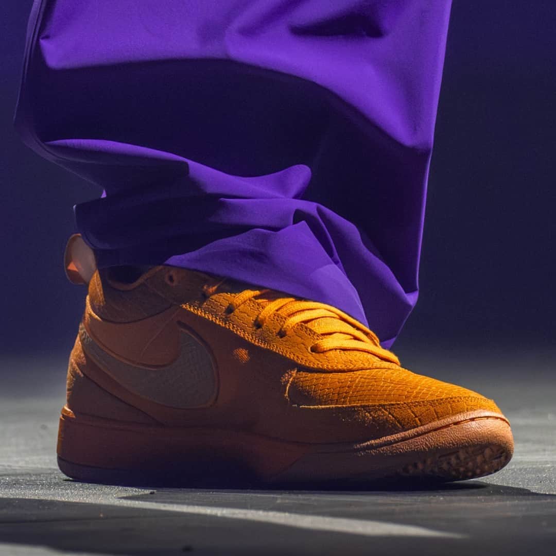 Sneaker Newsさんのインスタグラム写真 - (Sneaker NewsInstagram)「@champagnepapi debuted @dbook's Nike BOOK Chapter 1 signature shoe in Phoenix. On and off court, the BOOK is 😮‍💨⁠ ⁠ LINK IN BIO for a closer look!⁠ ⁠ Photos courtesy of @suns」9月8日 10時30分 - sneakernews