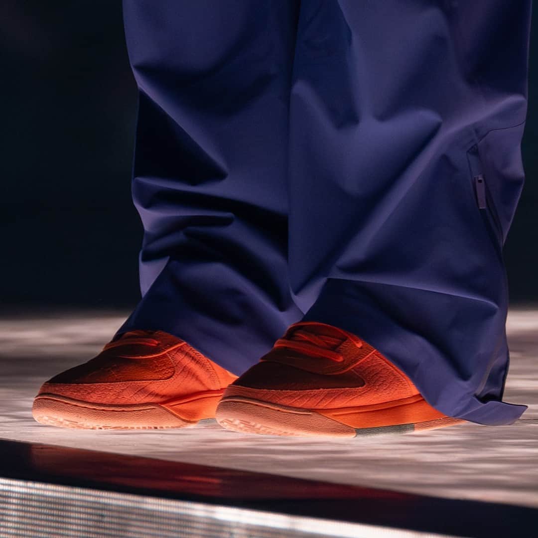 Sneaker Newsさんのインスタグラム写真 - (Sneaker NewsInstagram)「@champagnepapi debuted @dbook's Nike BOOK Chapter 1 signature shoe in Phoenix. On and off court, the BOOK is 😮‍💨⁠ ⁠ LINK IN BIO for a closer look!⁠ ⁠ Photos courtesy of @suns」9月8日 10時30分 - sneakernews