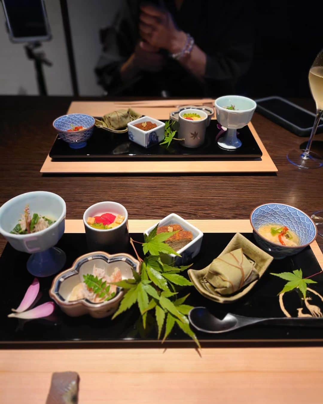 今堀恵理さんのインスタグラム写真 - (今堀恵理Instagram)「ふふ奈良 @fufu_nara  「特選献立プラン」という通常の会席コースより1ランク上の食材を堪能できる宿泊プラン😋😍  お食事するお部屋のロケーションも凄く良かったし お食事もさすがですよ💕  四季折々、最高峰の食材を、料理人が腕をふるった特別献立 季節に合わせて年に6回、その時期の魅力的な食材を用いた旬の特選献立を出してくれます  ■先付  青竹盛り 生雲丹 車海老 尊菜 丸茄子 振り柚子 絞り酢橘 花穂紫蘇 ■前菜 ・つる菜と焼き鯵 奈良粕胡麻浸し つる紫の花 茗荷  大葉 ・飛鳥蒸し  夏野菜 鈴薯クリーム  振り柚子 ・大和ポーク塩麹蒸し  焼万願寺 旨出汁ジュレ 和漢醤油 ・無花果と蓮芋酢味噌掛け、木ノ芽の香り 大和地鷄燻製 木の芽 ・鮎の奈良らしく柿の葉寿司 ・和漢カステラ（こうじ、生姜入りオリジナルの物）  ■御椀 お椀清まし汁仕立て 毛蟹真丈 胡麻豆腐 縞ささげ 柚子 ■造り 鱸 本鮪 烏賊 土佐醤油 ・和漢ぽん酢 ■中皿 蒸し蟹 生姜酢 酢橘 ■強肴 和牛と三つ葉の鍋 絹ごし豆腐 柚子胡椒 ■食事 毛蟹を丸ごと一匹使った御飯釜炊き.ほど芋入り  山葵、湯葉餡 ■留椀 合わせ味噌仕立て　 ■香の物 盛り合わせ ■水菓子 葡萄アイス 紅茶ムース シャインマスカット マンゴー レモンゼリー  丸ごと毛ガニが二杯使われてて 贅沢です✨  こちらの食事は、2020年5月に復元整備された瑜伽山（ゆうがやま）園地の庭園を通り抜けたところに建つ、離れのレストラン「滴翠（てきすい）」で頂きます  奈良公園の一角の約4000坪という広大な敷地に、温泉露天風呂付の全30室の客室がある宿泊棟 そして、お食事は奈良の大和野菜や和ハーブを使ったコース料理が愉しめるこちらのレストランで、大人の優雅な時間が過ごせる場所。 日本の巨匠、隈研吾氏が設計する、吉野杉の大和張りの外壁が印象的な奈良の歴史を感じさせる建物、どこか懐かしさと神聖さを併せもった空気が漂う庭園など、奈良のたくさんの想いとストーリーが詰まったラグジュアリーホテルでした✨  #ふふ奈良 #ラグジュアリーホテル #nara #旬の食材 #fufu」9月8日 10時30分 - eriimahori