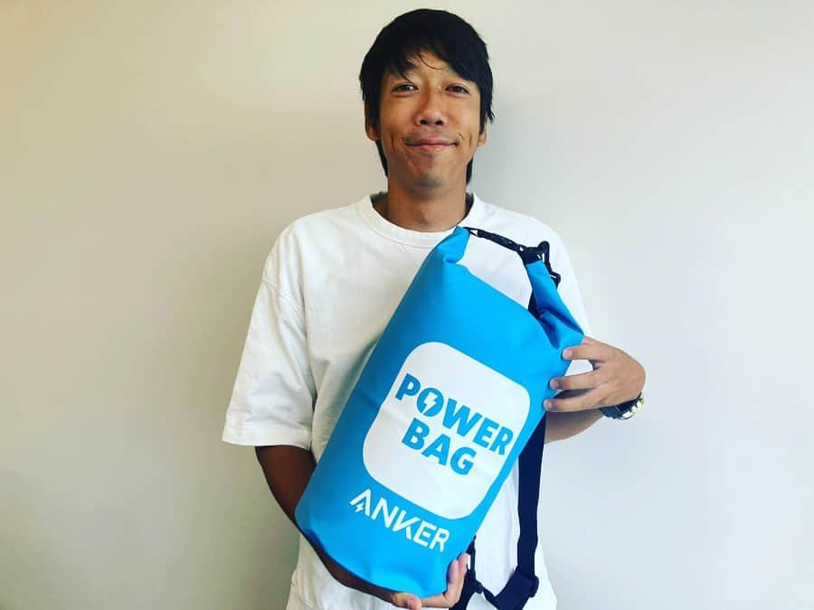 中村憲剛のインスタグラム：「: 中村家ではライフラインの一つ"電源の確保"を「Anker PowerBag」で備えてます。  ソーラーパネルやモバイルバッテリー、ケーブルや急速充電器等、日常使いできる製品をバッグに入れてまとめて保管できるので安心です。  9月1日は #防災の日。万一に備えて防災対策を見直しましょう‼️  #Ankerアンバサダー」