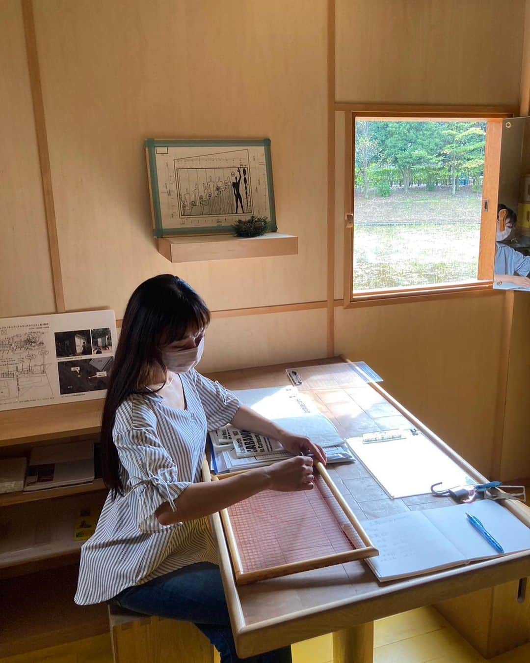 藤田舞美のインスタグラム：「❁︎ 『カップ・マルタンの休憩小屋』原寸レプリカにて@ものつくり大学 * なんとなく溶け込んでみました🍃 * #カップマルタンの休暇小屋 #ルコルビュジエ #コルビュジエ #corbusier #コルビュジエ建築 #ものつくり大学 #行田市 #nack5 #レポーター」