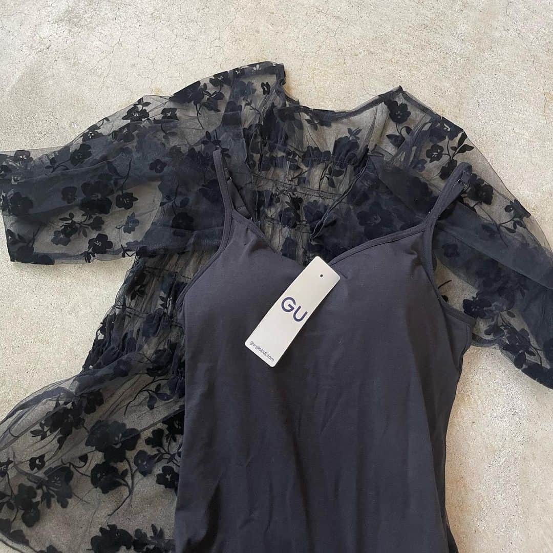 イタフラ（ナチュラル服のイタフラ）さんのインスタグラム写真 - (イタフラ（ナチュラル服のイタフラ）Instagram)「、 @italietofrance_official ☜サブ垢。  ジーユー最新購入品と 大バズりした花柄チュールトップスの 待望の新作を合わせてみました💐  花柄チュールトップスは ブラック、モカ、アイボリーがあり どれも可愛かったです🔖  ブラックが1番人気です。 キャミと合わせてトレンド感のある抜け感コーデに◎ よろしくお願いします💨  @italietofrance  ✔︎サマーセール開催中  花柄チュールトップス☞イタフラ デニムパンツ☞イタフラ プリーツパンツ☞しまむら バッグと靴☞ジーユー  #GU#gu購入品 #GUコーデ#ジーユー#ジーユーコーデ #ジーユー購入品 #ジーユーマニア #ジユジョ #UNIQLO#ユニクロ#しまパト #しまむら#しまむら購入品 #しまむらパトロール #しまむらコーデ #zara #ザラ#grl#グレイル #shein #鹿屋#鹿児島#鹿児島セレクトショップ #ブラックコーデ#ブラックコーディネート #脚を出さないコーデ #足を出さないコーデ #真似しやすいコーデ #トレンドファッション #トレンドコーデ」9月8日 10時32分 - italietofrance