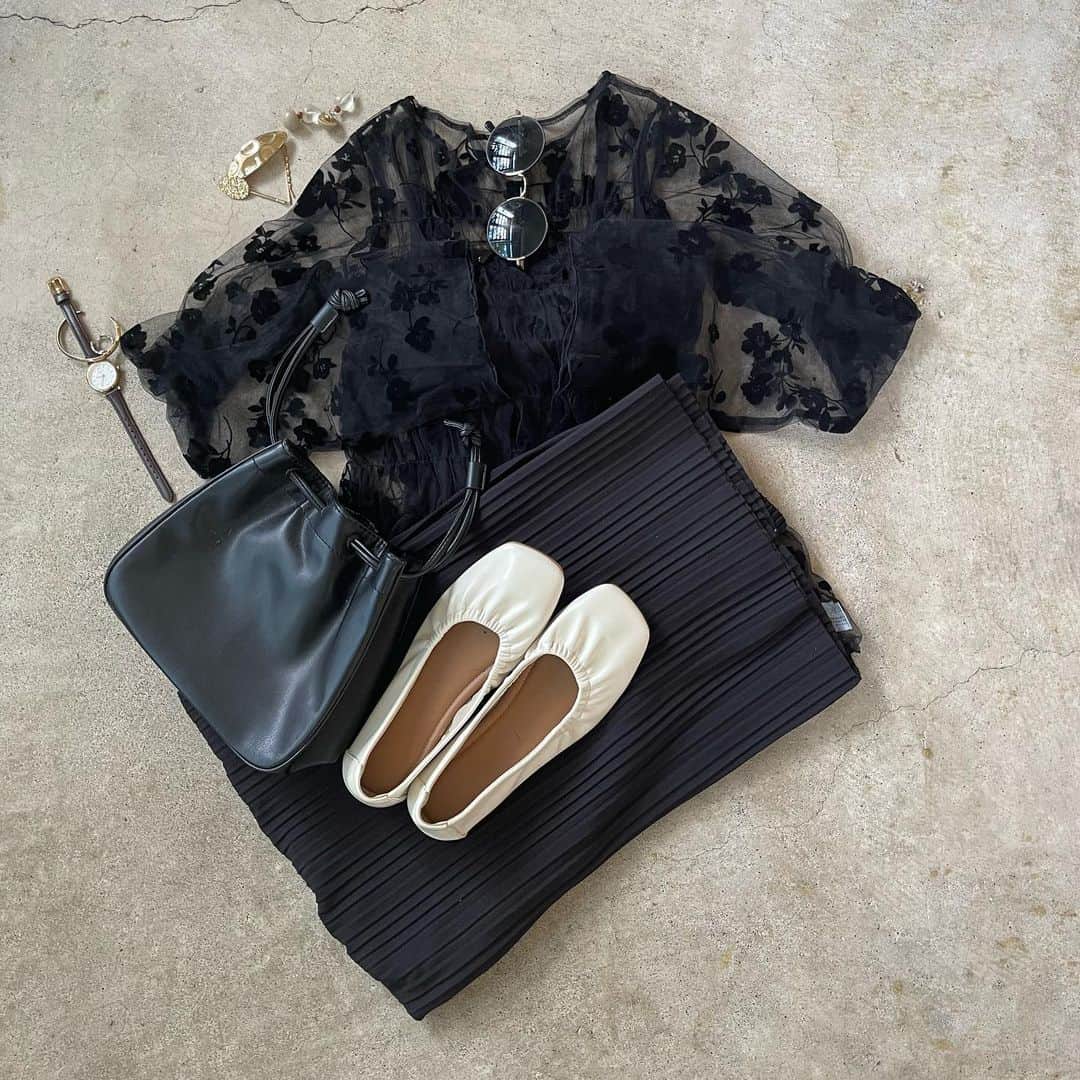 イタフラ（ナチュラル服のイタフラ）さんのインスタグラム写真 - (イタフラ（ナチュラル服のイタフラ）Instagram)「、 @italietofrance_official ☜サブ垢。  ジーユー最新購入品と 大バズりした花柄チュールトップスの 待望の新作を合わせてみました💐  花柄チュールトップスは ブラック、モカ、アイボリーがあり どれも可愛かったです🔖  ブラックが1番人気です。 キャミと合わせてトレンド感のある抜け感コーデに◎ よろしくお願いします💨  @italietofrance  ✔︎サマーセール開催中  花柄チュールトップス☞イタフラ デニムパンツ☞イタフラ プリーツパンツ☞しまむら バッグと靴☞ジーユー  #GU#gu購入品 #GUコーデ#ジーユー#ジーユーコーデ #ジーユー購入品 #ジーユーマニア #ジユジョ #UNIQLO#ユニクロ#しまパト #しまむら#しまむら購入品 #しまむらパトロール #しまむらコーデ #zara #ザラ#grl#グレイル #shein #鹿屋#鹿児島#鹿児島セレクトショップ #ブラックコーデ#ブラックコーディネート #脚を出さないコーデ #足を出さないコーデ #真似しやすいコーデ #トレンドファッション #トレンドコーデ」9月8日 10時32分 - italietofrance