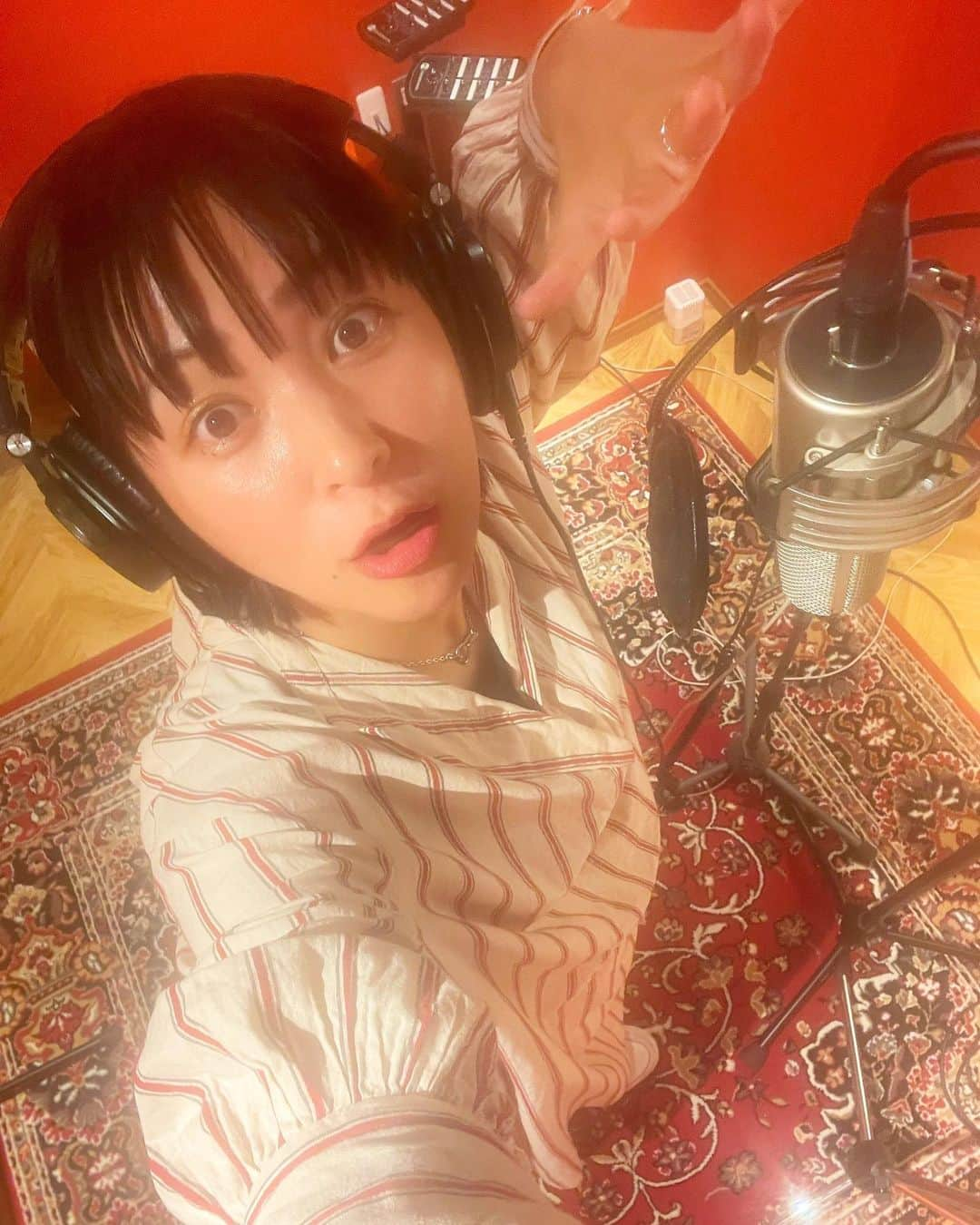 近藤夏子のインスタグラム：「いい歌歌えたぁぁぁ🎤✨ 心がフルフル震えたぜ🫨 #レコーディング #シンガーソングライター」