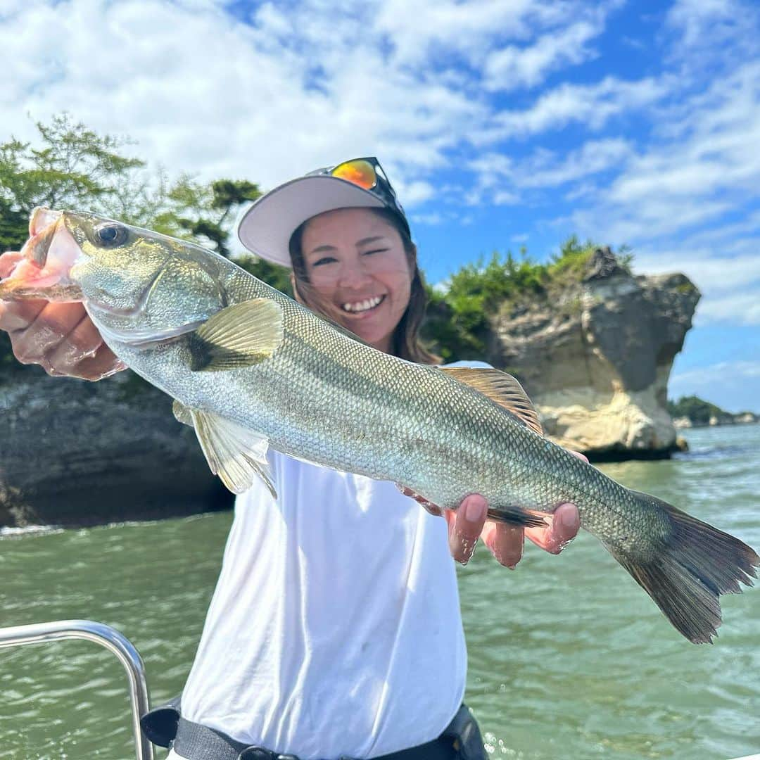 渕上万莉 のインスタグラム：「休日は釣りに夢中‼️ 今回は東北へ進出して宮城県✈️✨  BS釣りビジョン 9/9(土)20:00〜21:00初OA📺  前日までプライベートでタチウオ釣りしてたら🐉 『僕たちがそっちにいきます🚗』 と釣りビジョン撮影スタッフさんたちがきてくれたよ🥹🙌🏽✨  空港でレンタカーまで用意してくれてホンマに2人での休日って感じやった🌴🚗☀️  オープニングトークで○○釣りの話したり、日本3景の松島観光で一句読んだりしたけどそこ使われてるのだろうか😑❓❓  時化でボートロックのポイントに入れなかったので、風裏でシーバス狙い🛥✨  今回のタイガーさん🐯は今までと一味違うよ🤫㊙️  みんなに教えてもらった宮城の美味しいものや楽しい観光場所なんかも色々紹介出来たと思うので是非OA見てねー😆📺❤️  次回のロケは結構近場🌴 大阪の淀川で【ハゼ釣り】に初挑戦‼️  2人ともやった事ないから ポイントとかコツとか教えてください🥹🙏🏽🐟  また近くのおすすめスポットも👂🥹🙏🏽✨  『オレん家』とかは無しだよーー😂♨️♨️  #休日は釣りに夢中  #ボートシーバス #シーバス #松島 #日本3景 #宮城釣り #宮城観光 #インスタ映え #marinefishingclub #mfc #釣りビジョン #にっしゃん #フッチー」